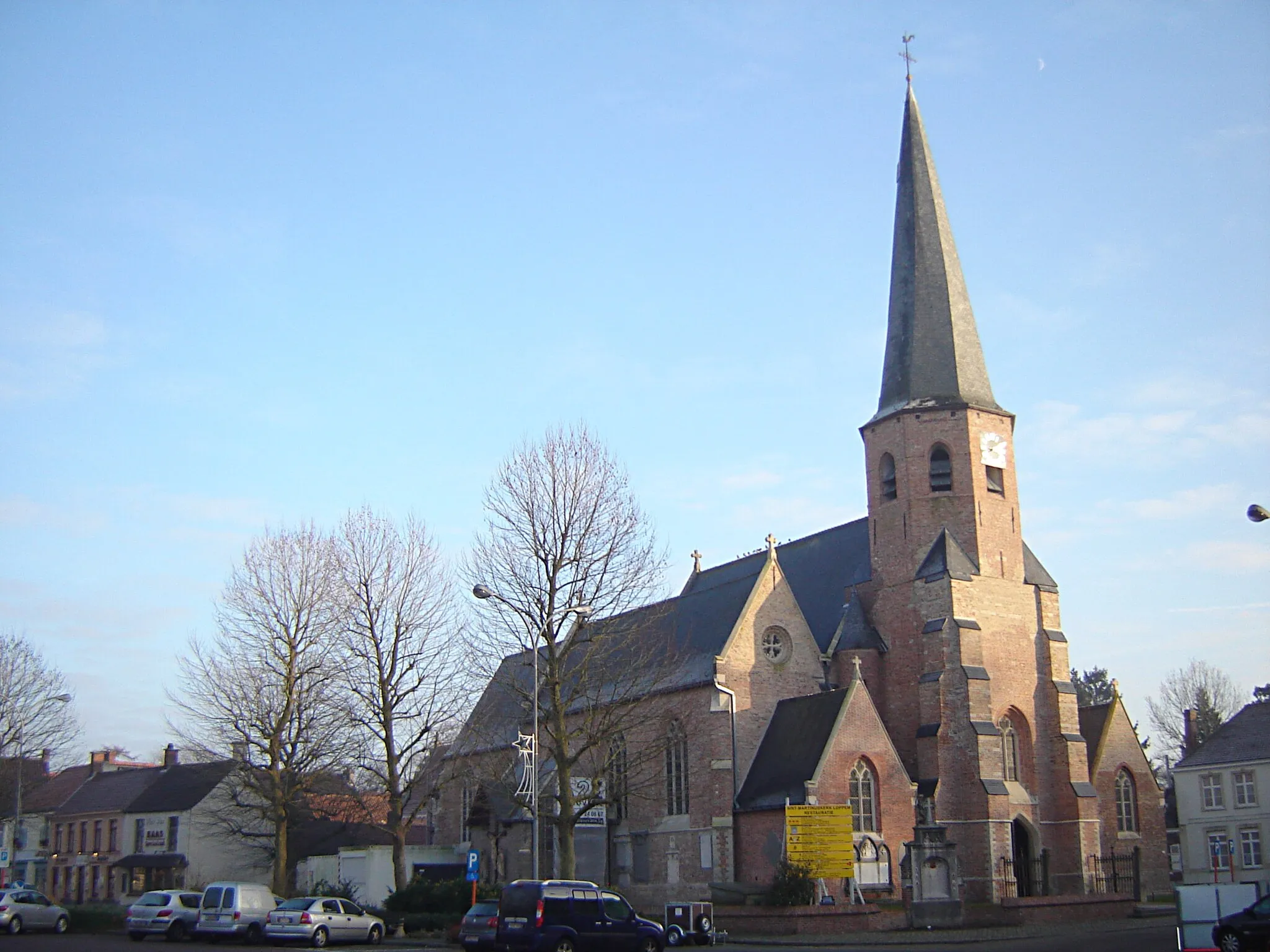 Photo showing: Village square with church of Saint Martin in Loppem. Loppem, Zedelgem, West Flanders, Belgium