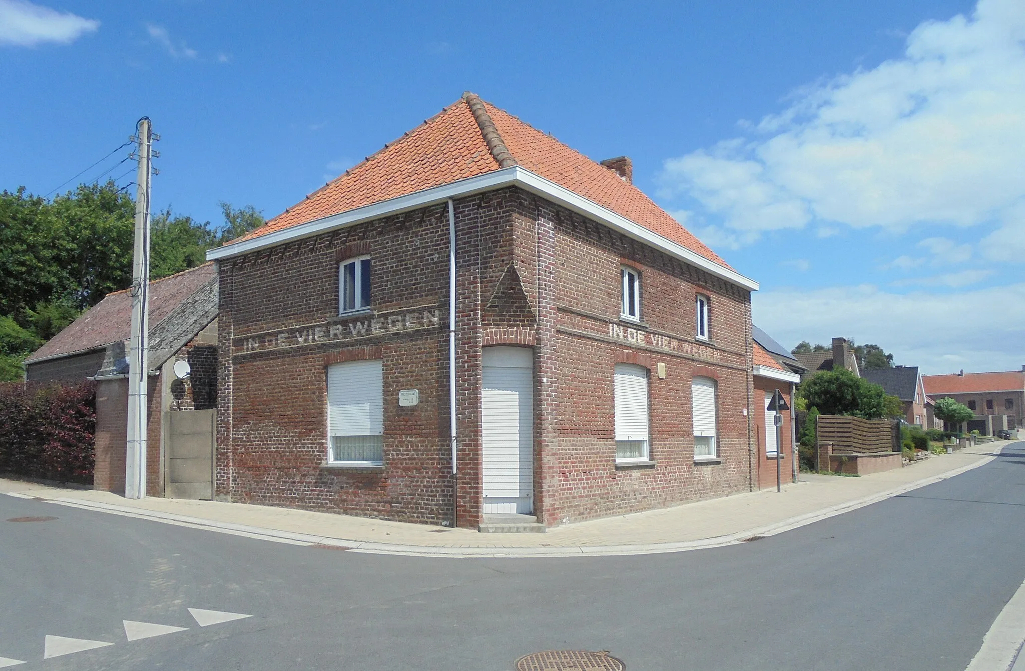 Photo showing: Voormalige herberg In De Vier Wegen - Koolskampstraat (hoek met de Onledestraat) - Gits - Hooglede - West-Vlaanderen - België