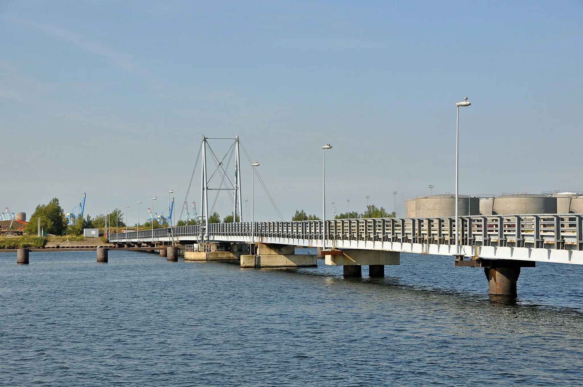 Photo showing: Zeebrugge (Bruges, Belgium): Verbindingsdok (dock) and temporary bridge