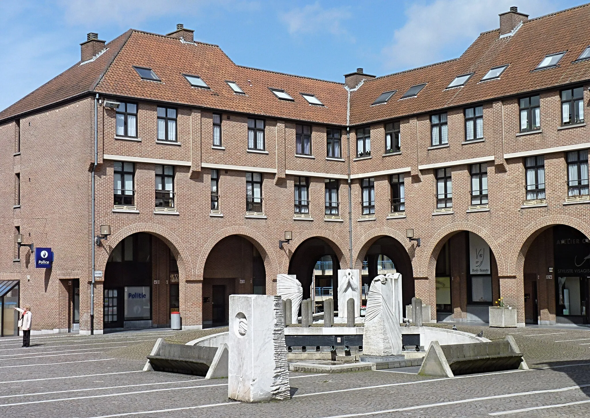 Photo showing: Gérard Kasiers square, situated in the continuation of Emmanuel de Neckere square in Mouscron, Belgium.