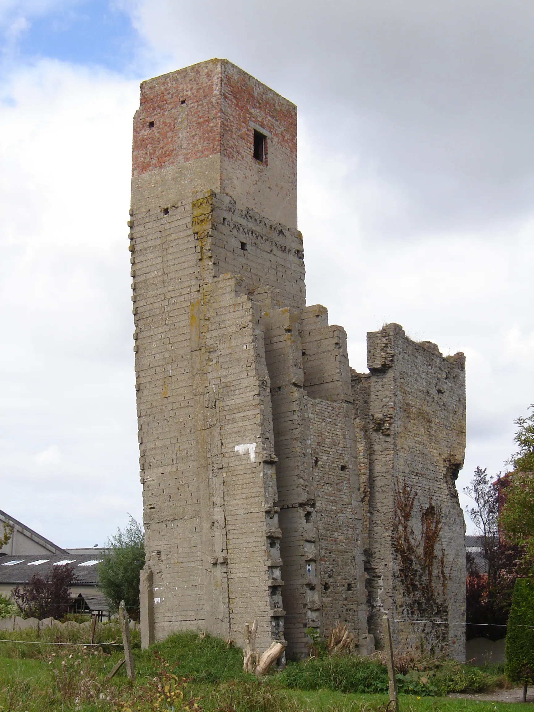 Photo showing: Observation post from World War I, in Pervijze. Built by Belgian army. Added on to by German army in World War II. Pervijze, Diksmuide, West Flanders, Belgium