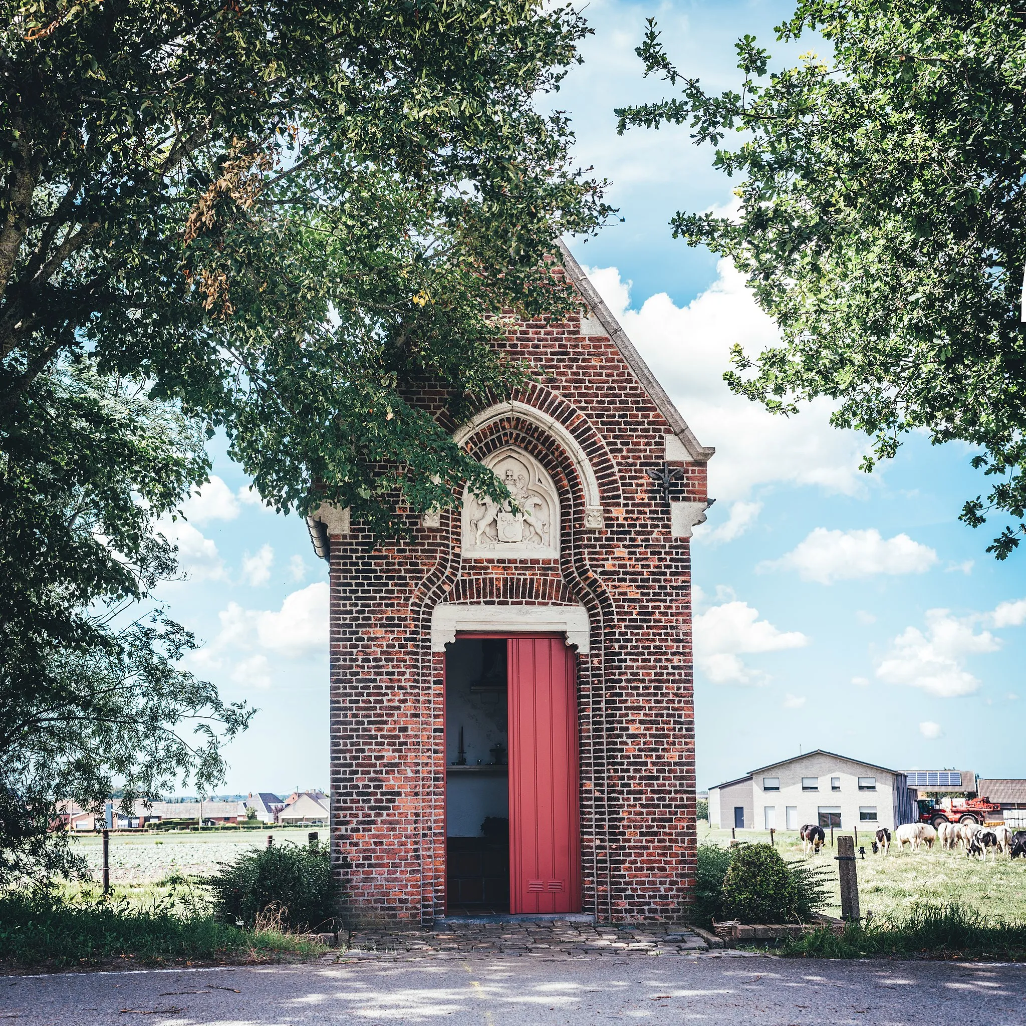 Photo showing: Deze neogotische Kasteelkapel dateert uit 1879 en ontleent zijn naam aan het voormalige kasteel van de heren van Lichtervelde.