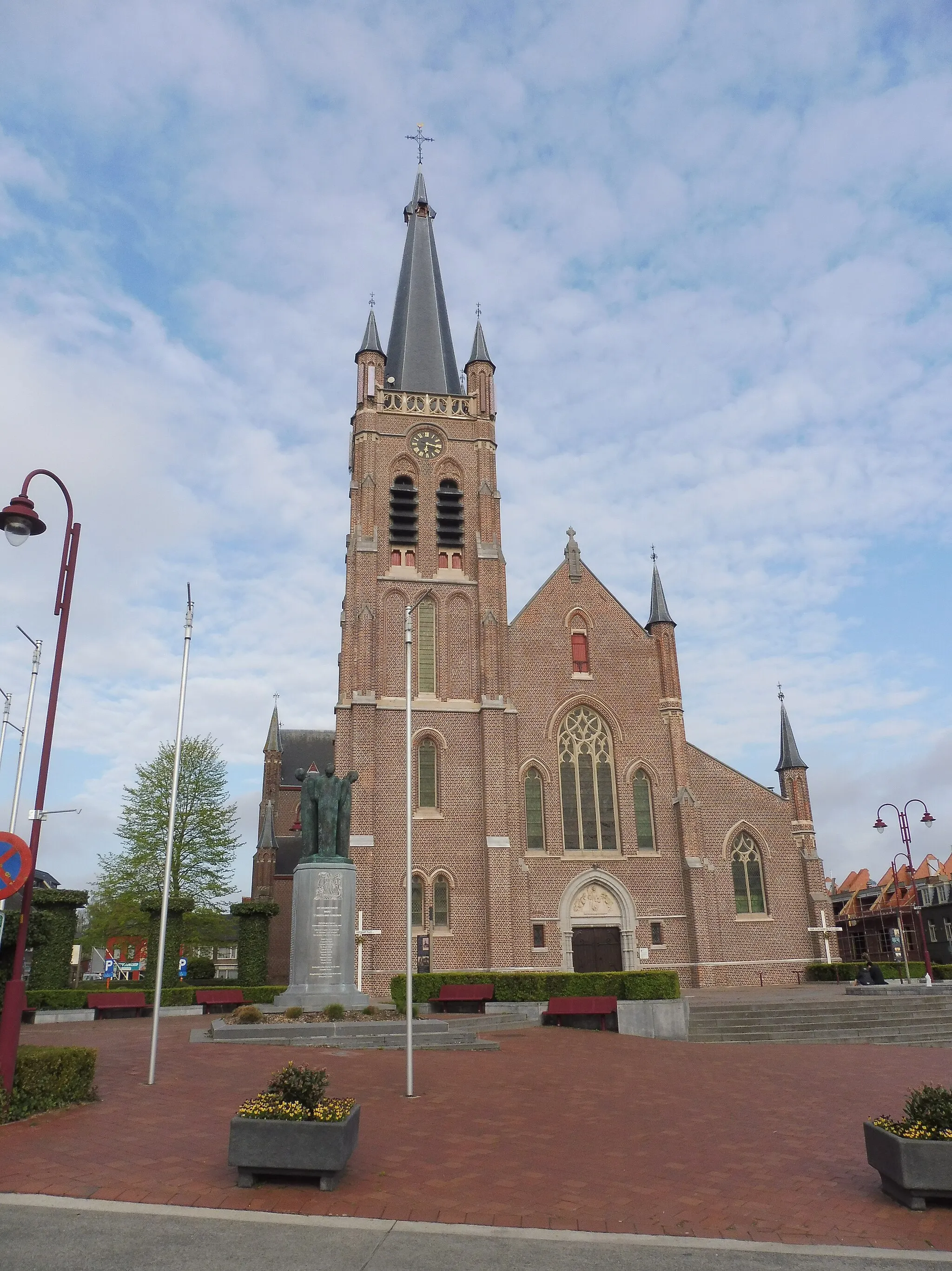 Photo showing: Zicht op de Sint-Jacobuskerk in Lichtervelde vanop de Marktplaats. Op het plein voor de kerk is het Vredesmonument te zien.