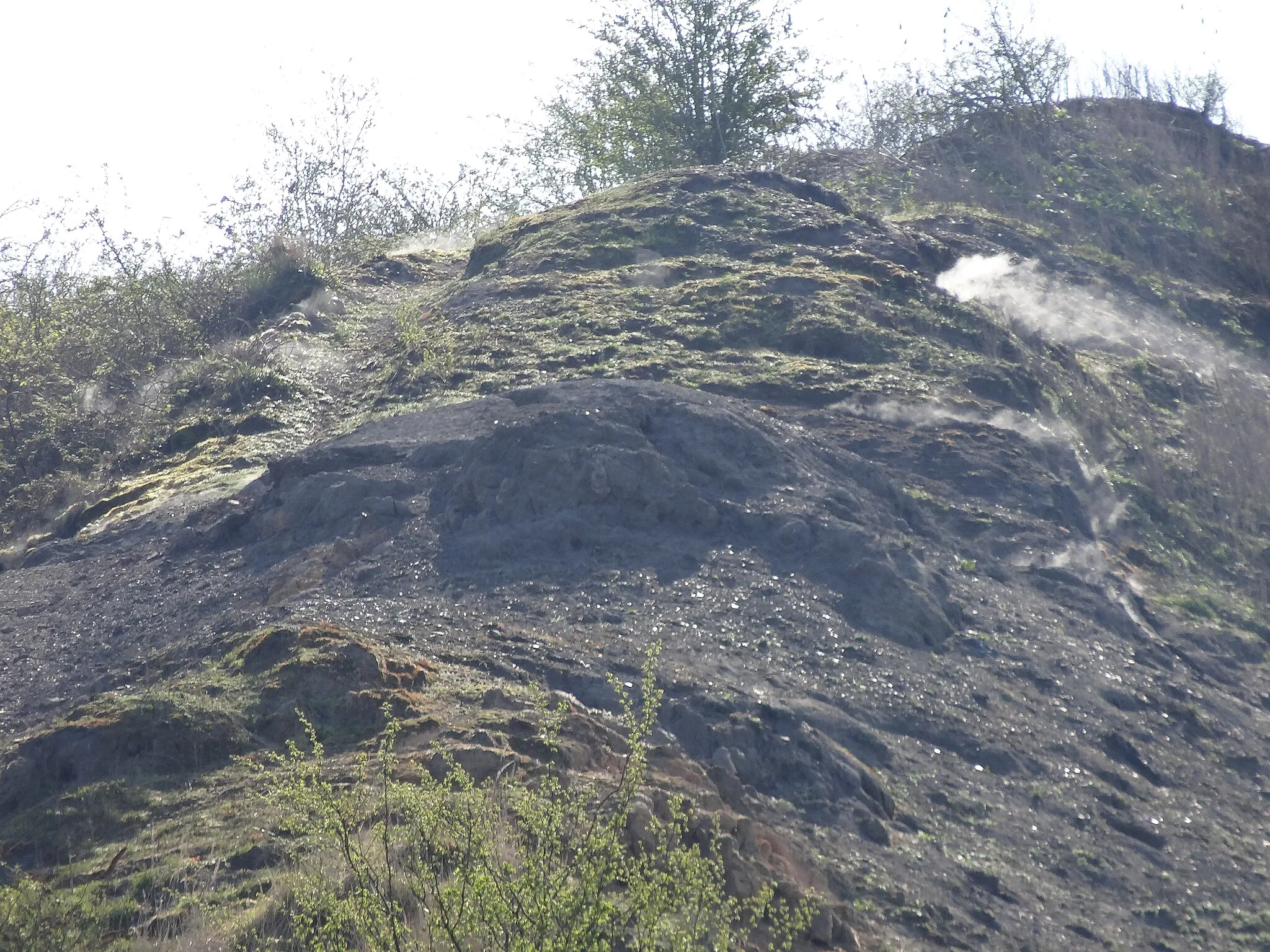 Photo showing: Terrils nos 83, 100 et 230 dits 7 - 19 Marais, Décharge Marais de Fouquières et Remblais Marais de Fouquières, fosse n° 7 - 19 de la Compagnie des mines de Courrières, Fouquières-lès-Lens et Harnes, Pas-de-Calais, Nord-Pas-de-Calais, France.