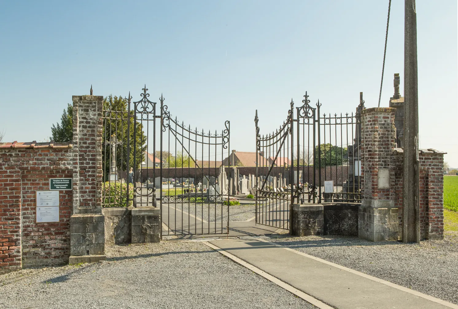 Photo showing: Bailleul (Belgium) — municipal cemetery and the Commonwealth War Graves Commission