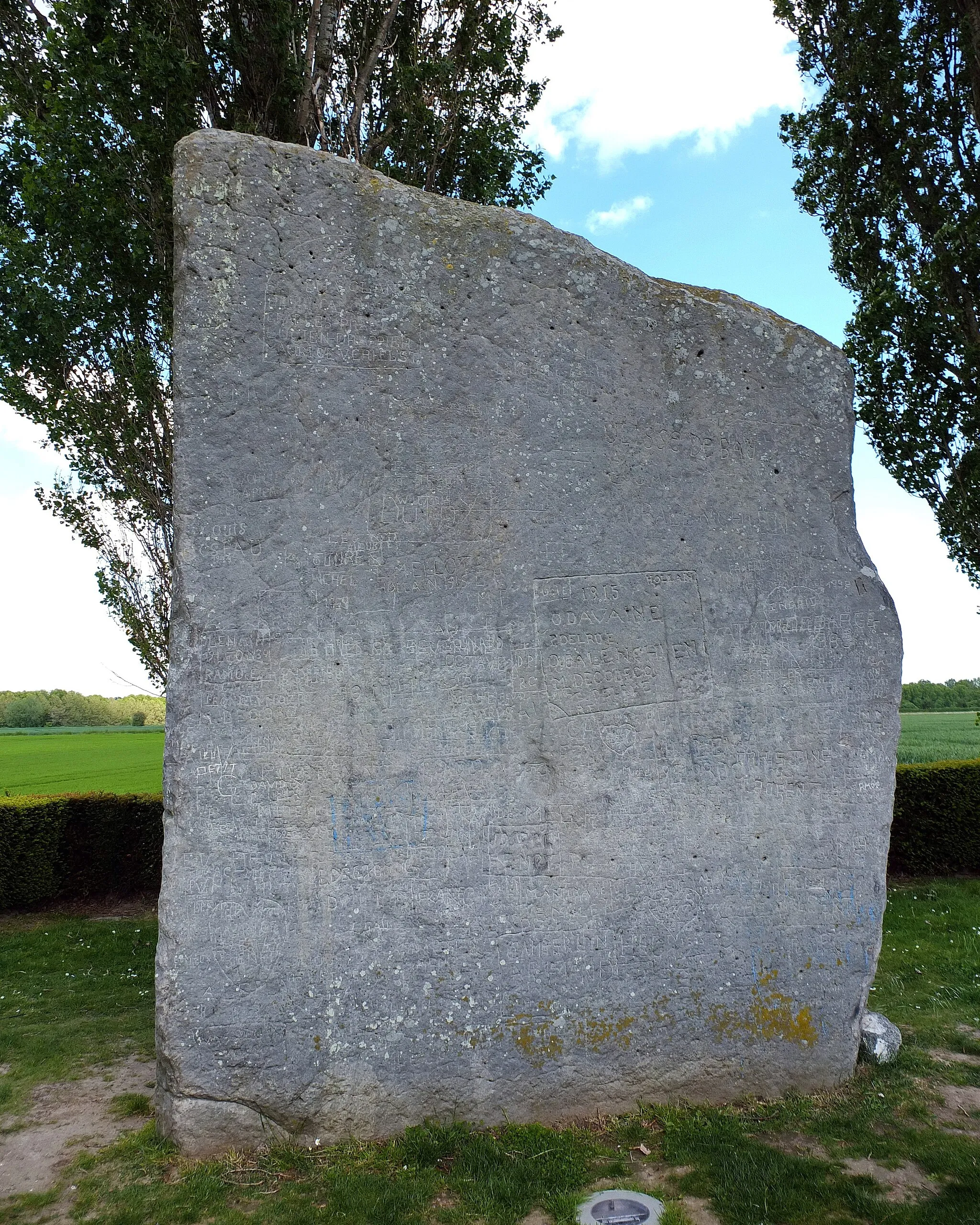 Photo showing: Brunehaut, section Hollain (Belgique - province de Hainaut) — Pierre de Brunhehaut (ou Brunehault) ; pierre celtique ou menhir situé à proximité de la voie romaine Bavay-Tournai.