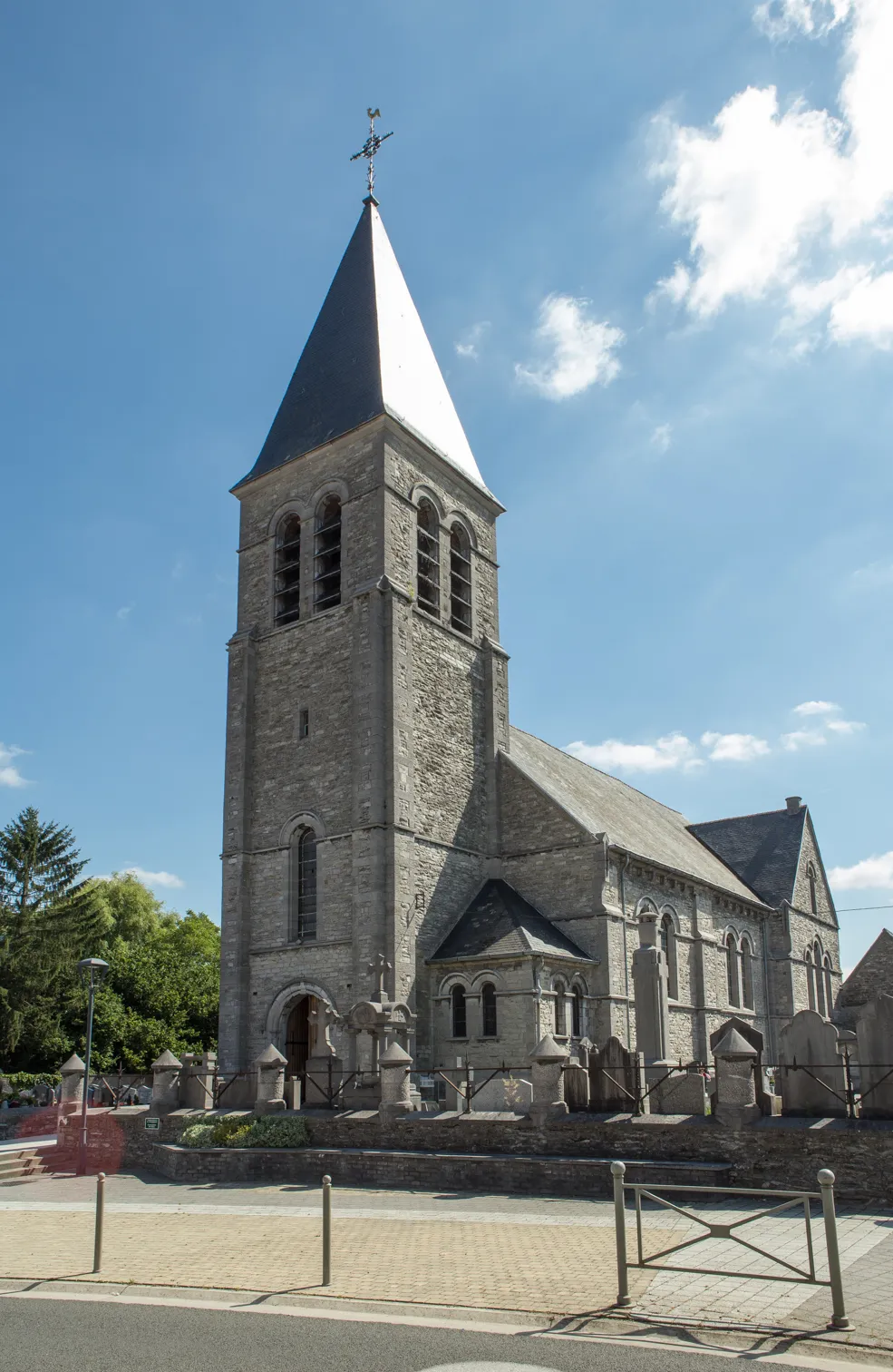 Photo showing: Hollain Churchyard