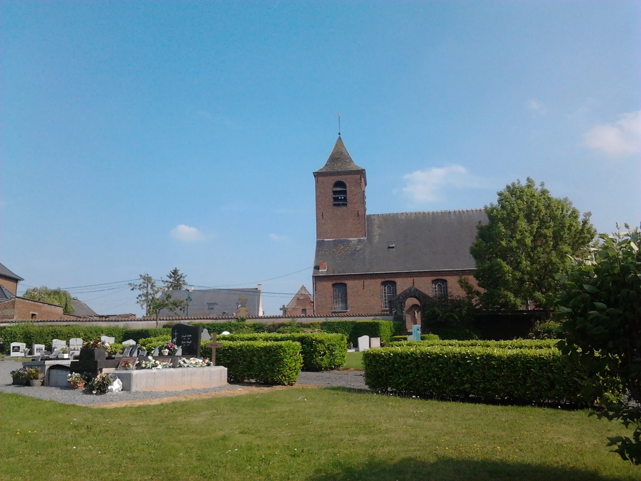 Photo showing: Le cimetère de Dergneau et son église un jour de Juillet...