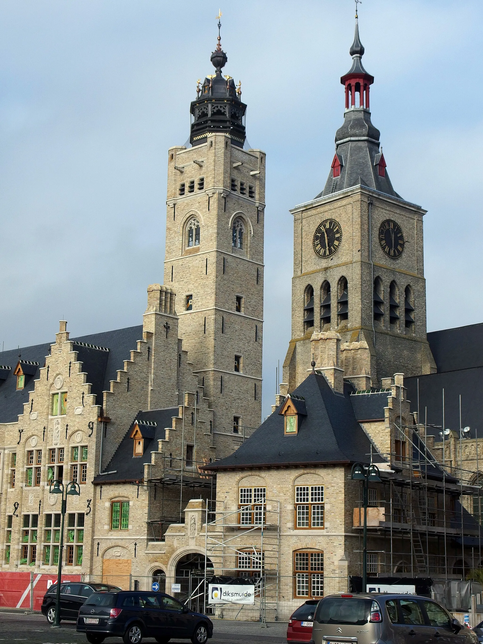 Photo showing: 2014-11-11: Diksmuide; Town Hall and Sint-Niklaaskerk.
