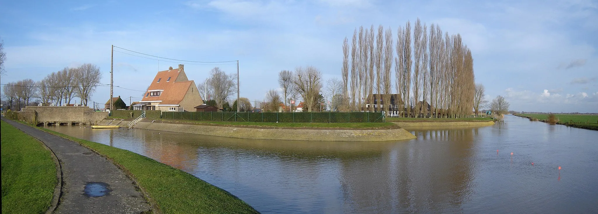 Photo showing: Confluence of the Lovaart canal and the Yser at the "Fintelesas" in Fintele. Fintele, Pollinkhove, Lo-Reninge, West Flanders, Belgium