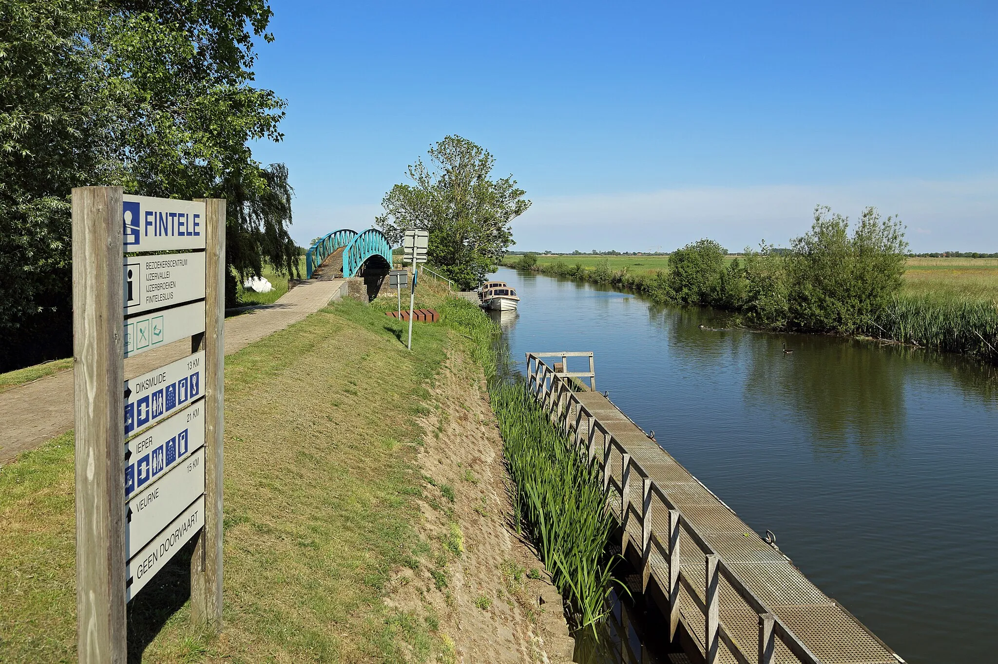 Photo showing: The Yser river at the hamlet of the Fintele (village of Pollinkhove, municipality of Lo-Reninge, province of West Flanders, Belgium)