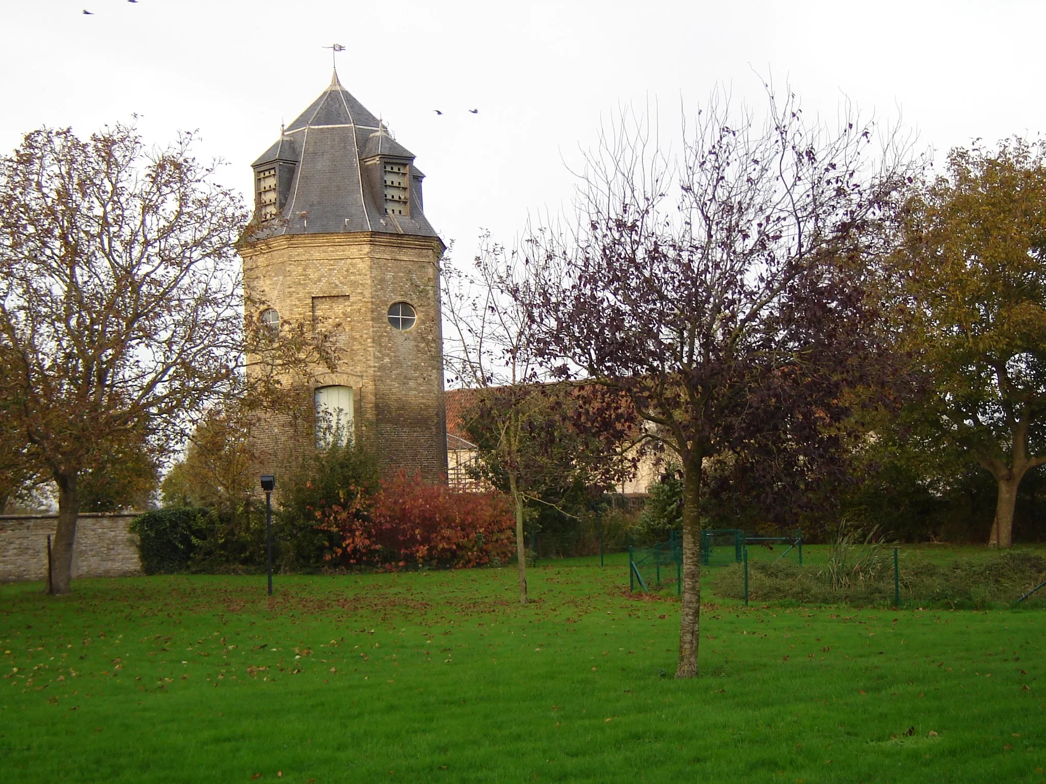 Photo showing: Duiventoren in Lo, Lo-Reninge, West-Vlaanderen. Duiventoren (pigeon tower) in Lo, Lo-Reninge, West-Flanders, Belgium