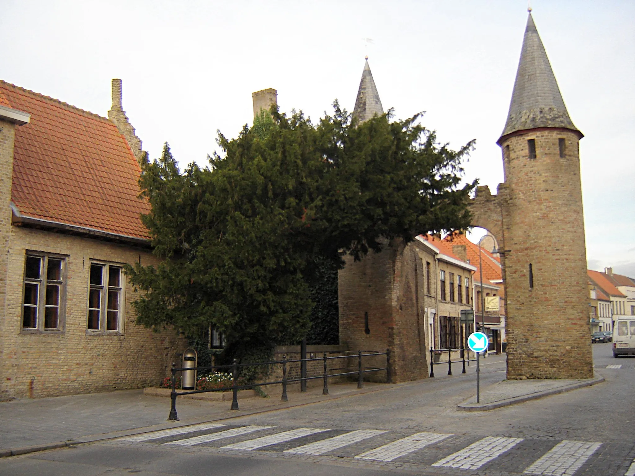 Photo showing: The Westpoort (West gate) and Caesarsboom (Caesar's Tree) in Lo, Lo-Reninge, West-Flanders, Belgium