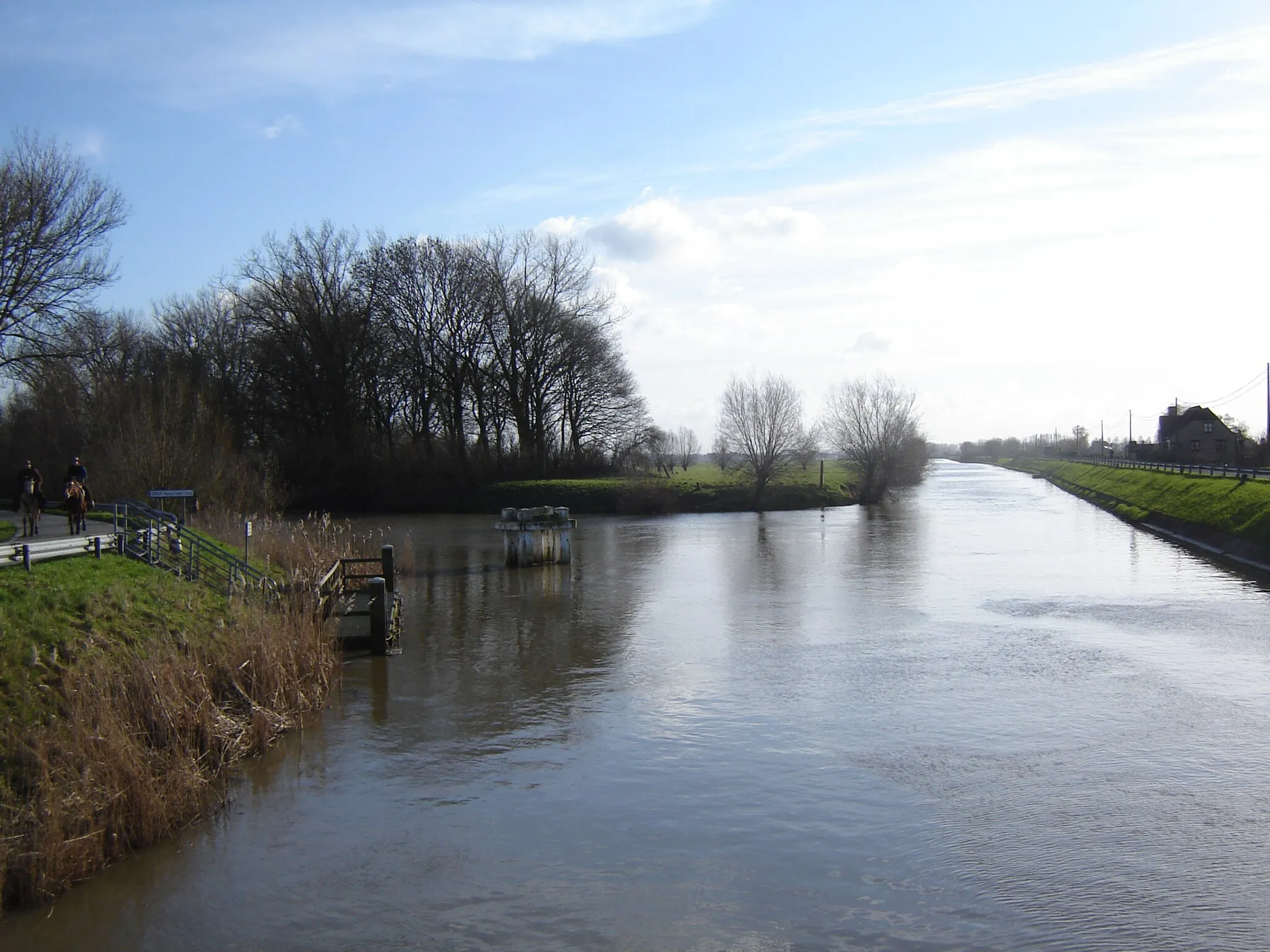 Photo showing: Confluence of the Ieperlee canal and the Yser, at the Knokkebrug bridge on the border of Reninge, Merkem and Nieuwkapelle. Reninge, Lo-Reninge, West Flanders, Belgium
