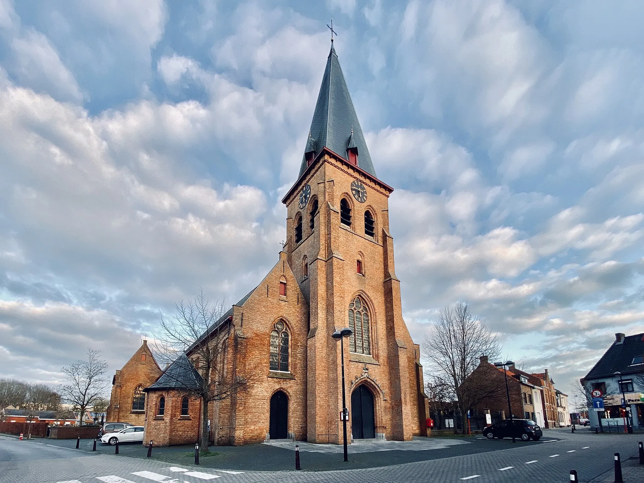 Photo showing: De Sint-Amanduskerk te Beernem is een katholieke kerk, gelegen aan de Bloemendalestraat in het oude dorpscentrum. De foto is gemaakt op 26 februari 2020
