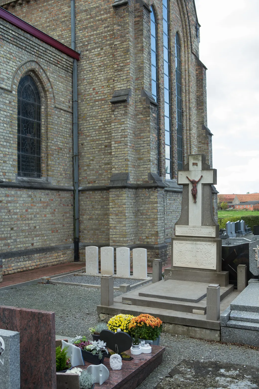 Photo showing: Zandvoorde Churchyard