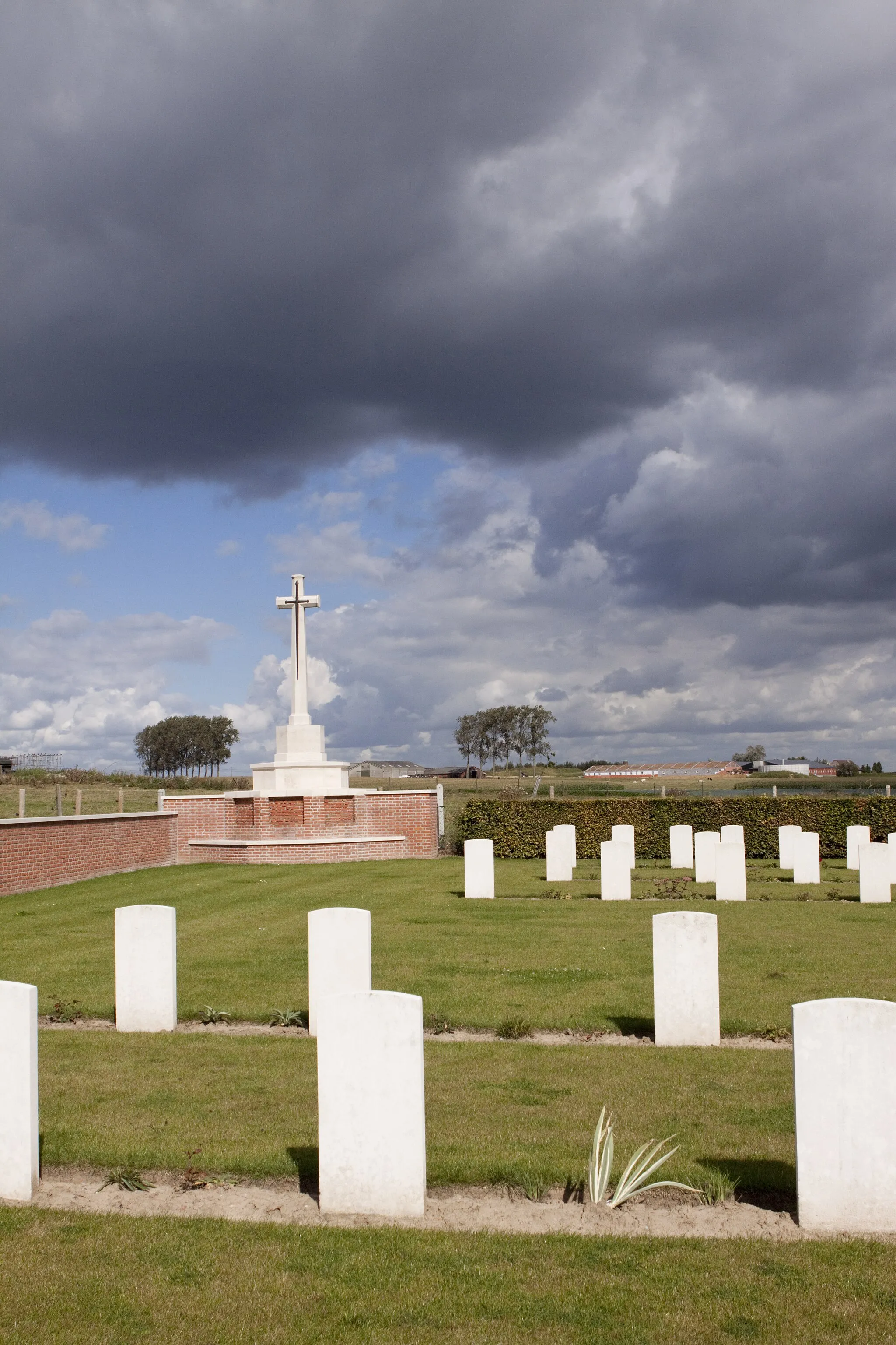 Photo showing: Packhorse Farm Shrine Cemetery. View with Cross of Sacrifice.