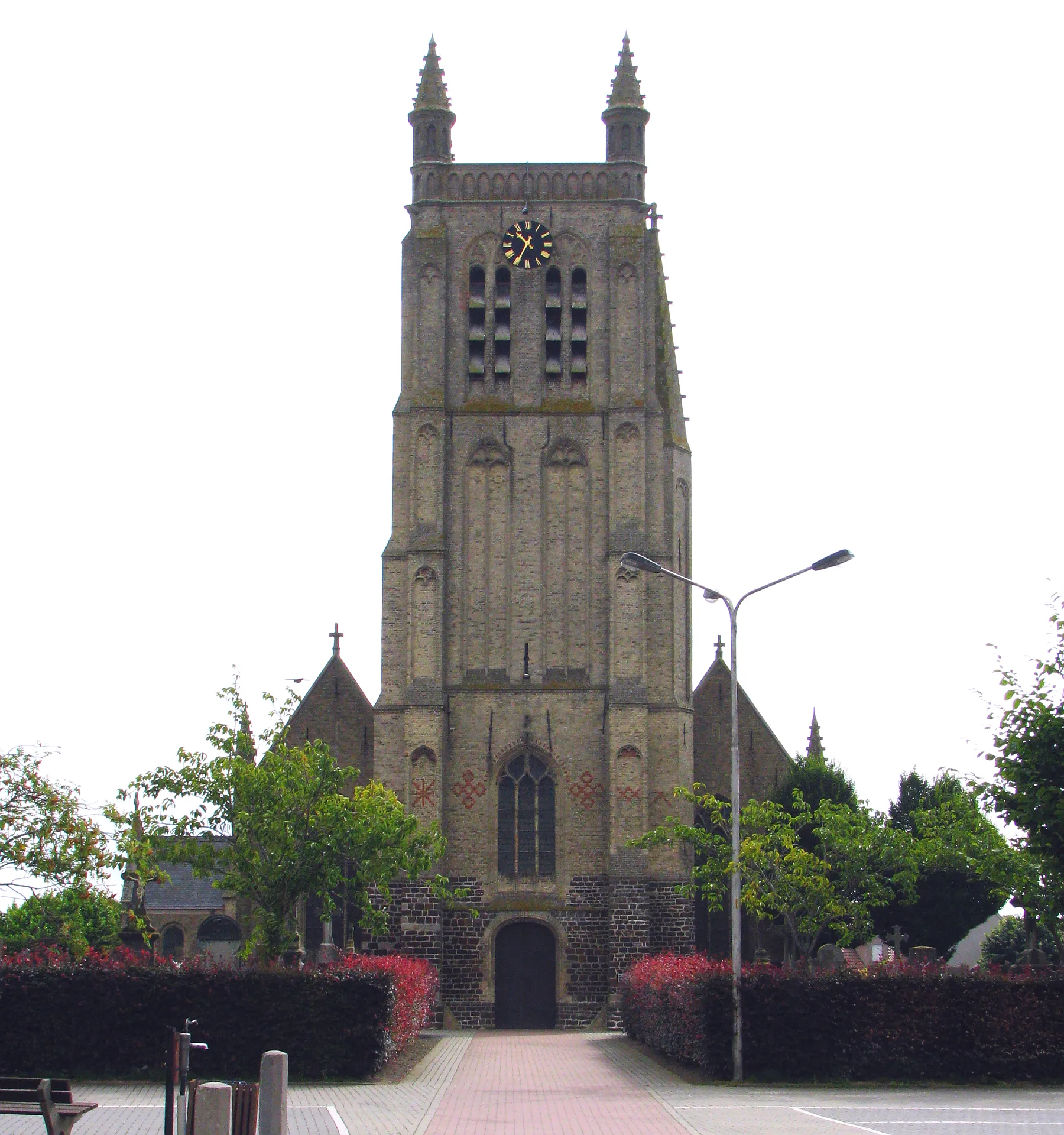 Photo showing: Gotische St.-Rictrudis-Kirche, Wiedererrichtung 1923, ehemals im 15. Jahrhundert erbaut. Der mächtige Turm sei stets ohne Turmspitze gewesen. Woesten Ortsteil der Gemeinde Vleteren, Westflandern Belgien - Foto Wolfgang Pehlemann IMG_1387