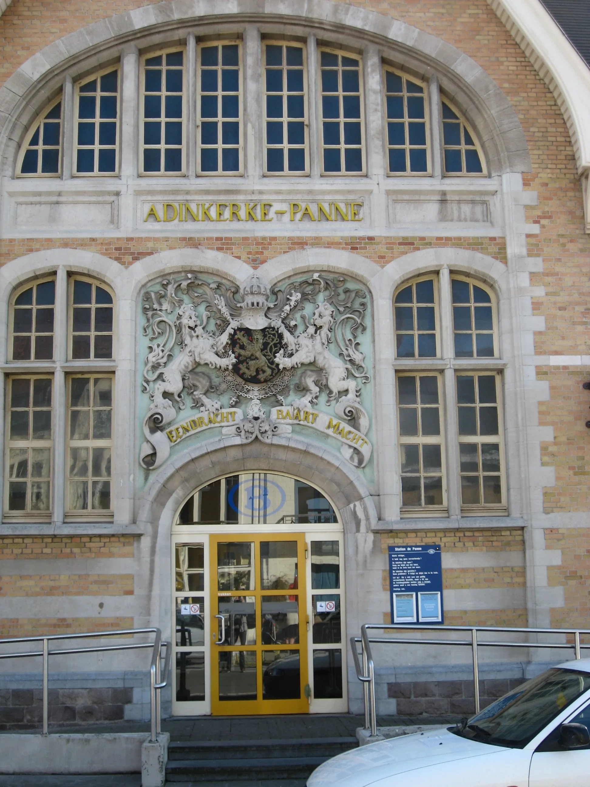 Photo showing: Entrance to De Panne station