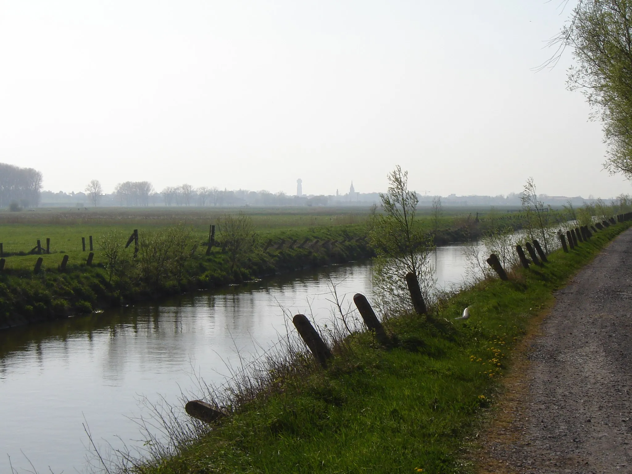 Photo showing: Handzamevaart river with city of Diksmuide at the horizon. Taken on the territory of Vladslo; the river is the border between Vladslo and Esen at this place. Vladslo, Diksmuide, West-Flanders, Belgium.
