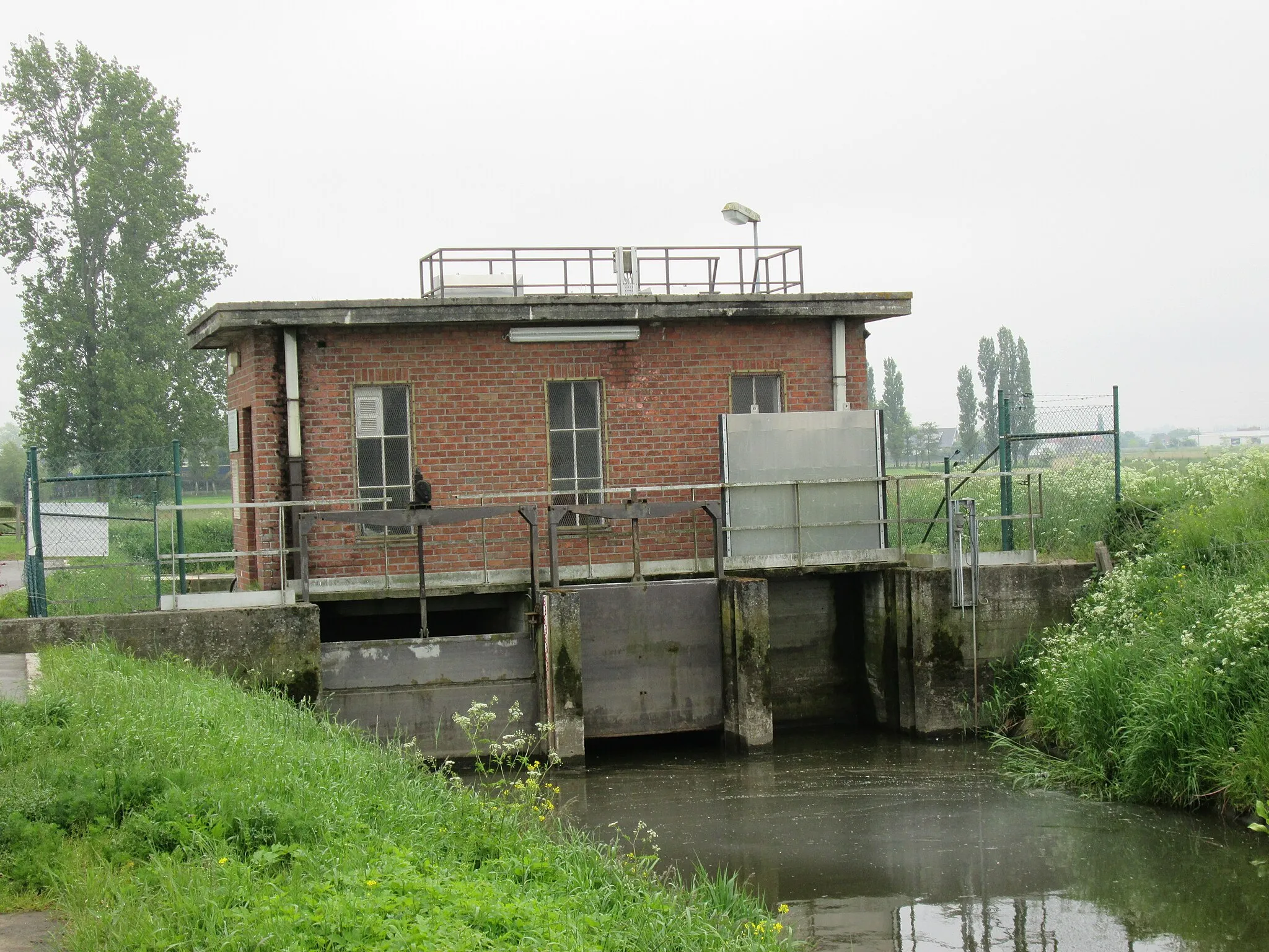 Photo showing: Hiermee wordt het waterniveau tussen de Handzamevaart en de Oude Beek geregeld. Dit pompgemaal bevindt zich aan de Zarrenstraat tussen Werken en Zarren.