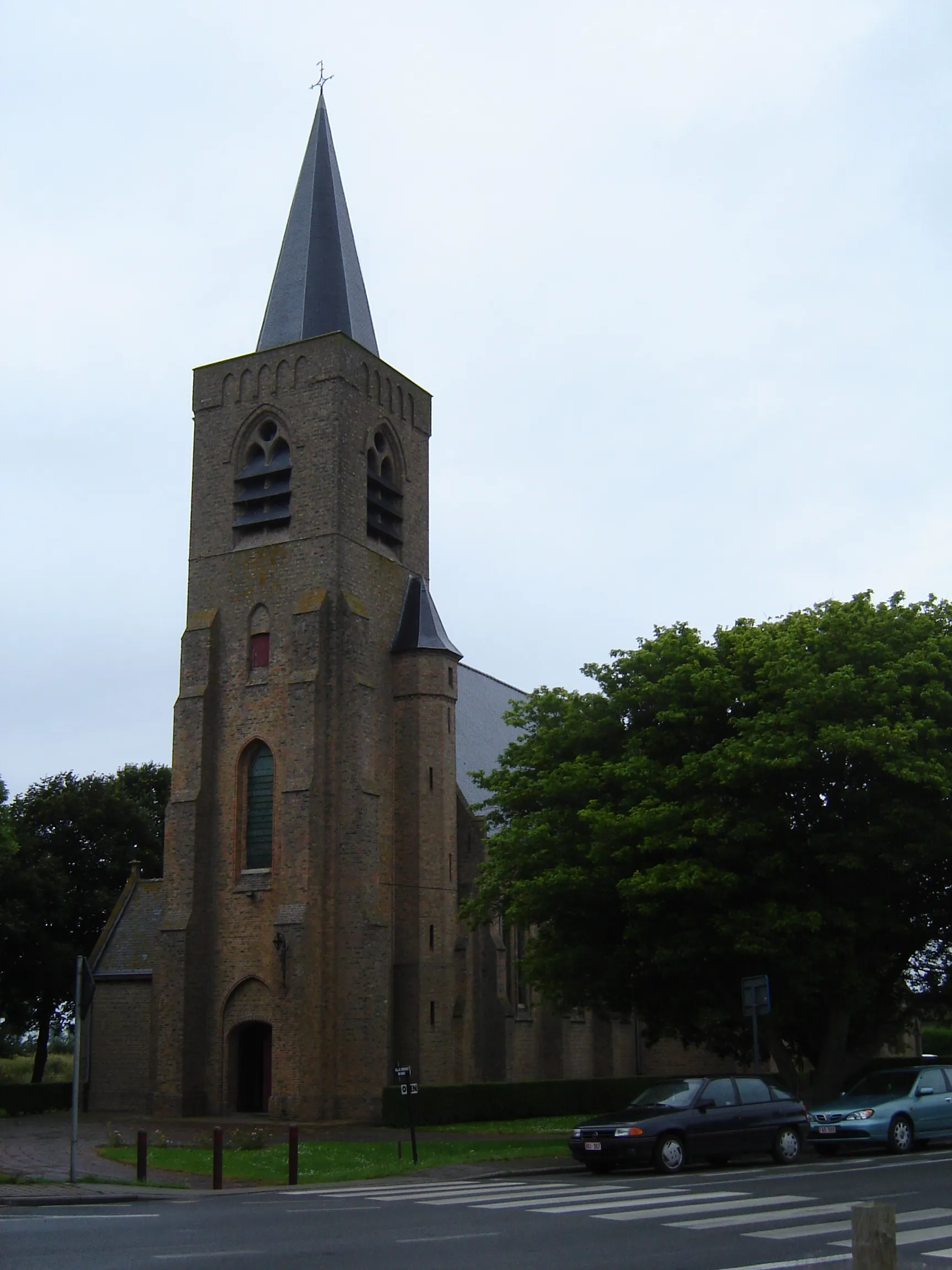 Photo showing: Church of Saint Bartholomew in Kaaskerke. (parish church until 2003, when the parish was abolish). Kaaskerke, Diksmuide, West-Flanders, Belgium.