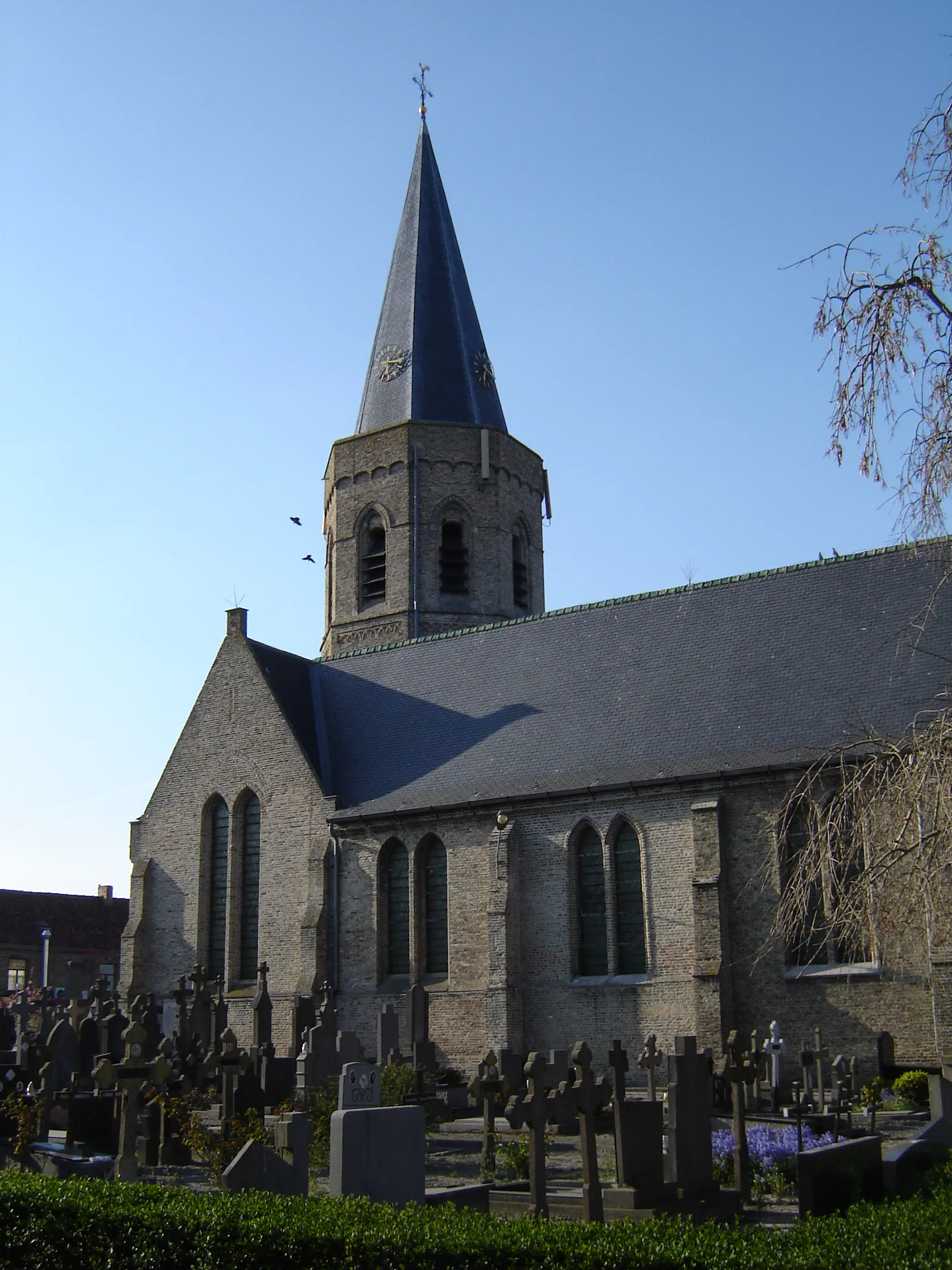Photo showing: Sint-Niklaaskerk in Leke en kerkhof Church of Saint Nicholas with churchyard in Leke, Diksmuide, West Flanders, Belgium