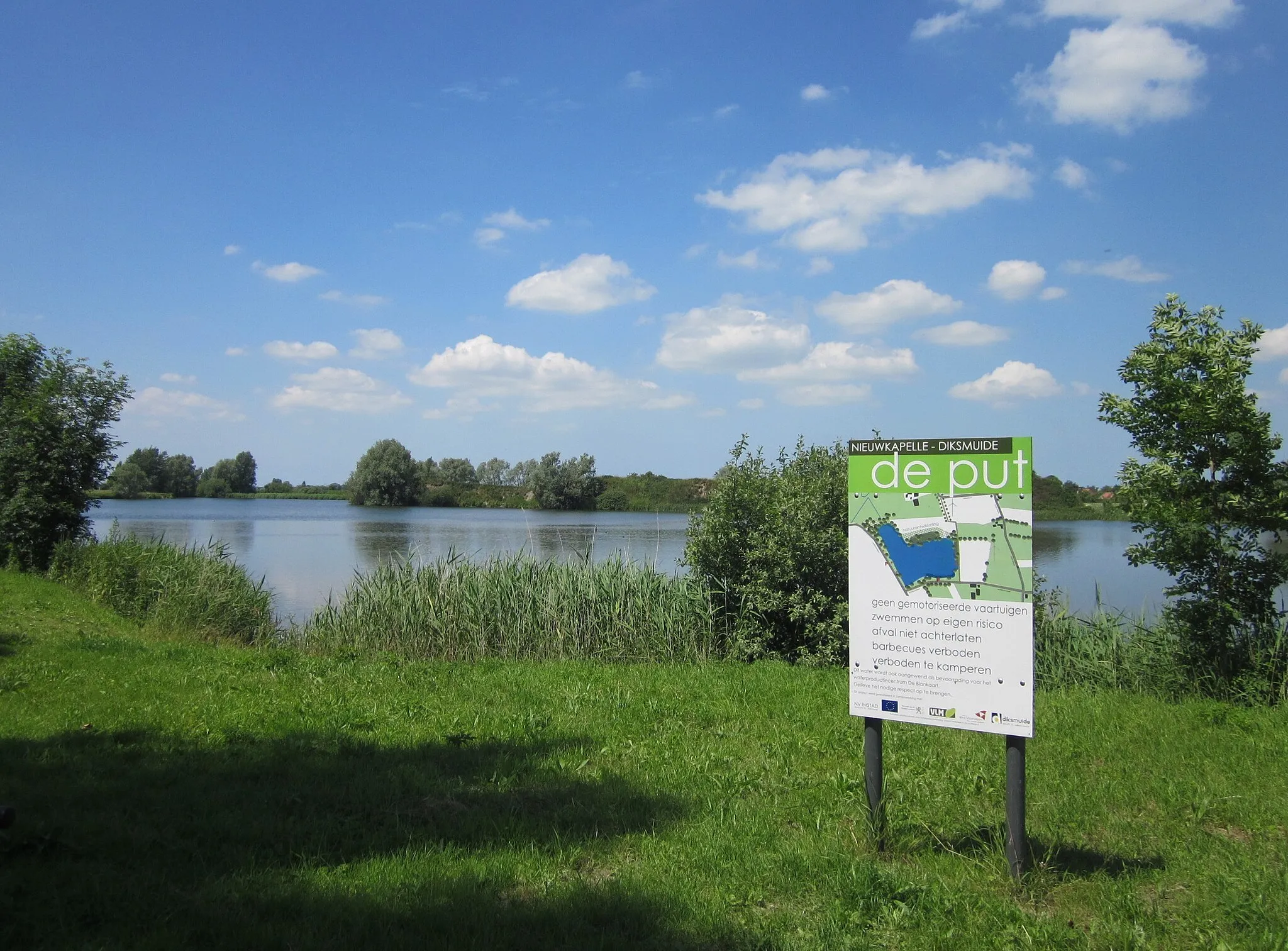 Photo showing: Pond in Nieuwkapelle (Diksmuide), Belgium