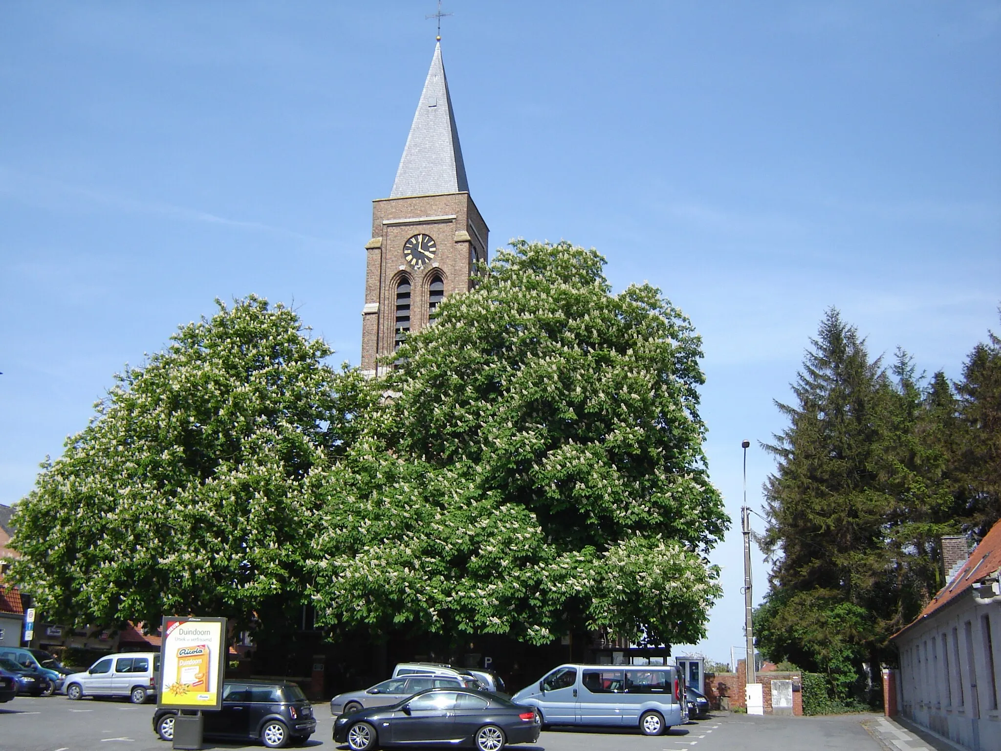 Photo showing: Church of Saint Lawrence at the Kooigemplaats market square in Kooigem. Kooigem, Kortrijk, West Flanders, Belgium