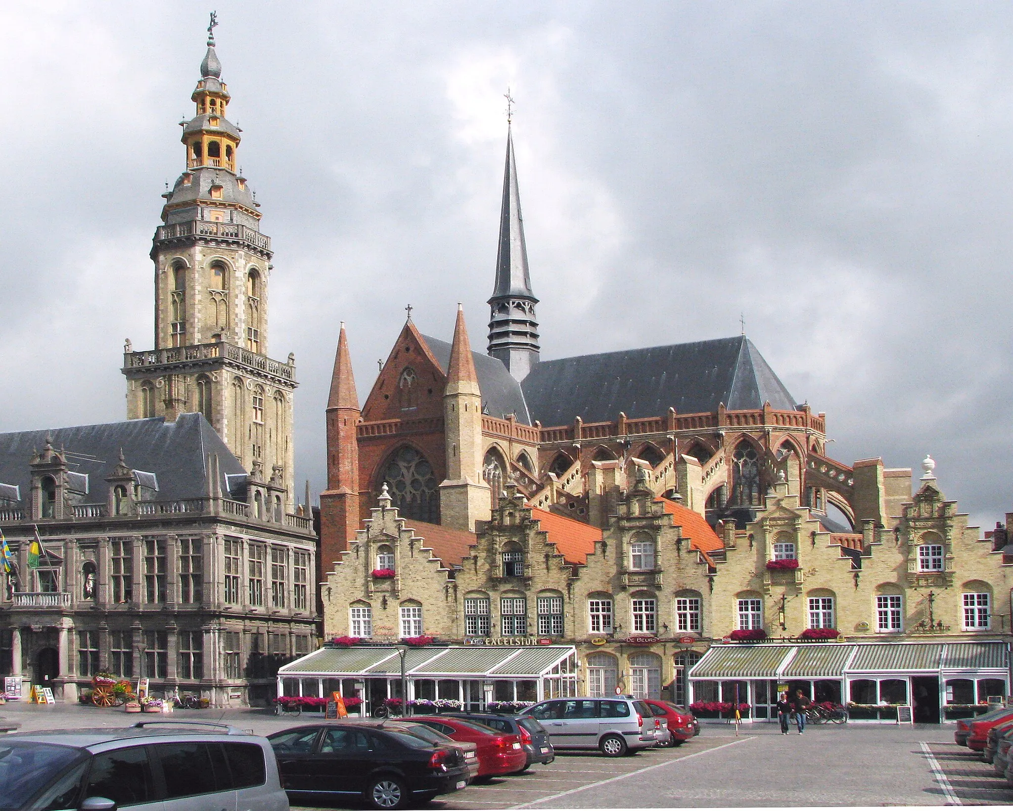 Photo showing: Der Grote Markt mit den Treppengiebelhäusern und dem Rathaus Stadhuis met Befried achteraan Sint-Walburgakerk in Veurne Belgien Foto Wolfgang Pehlemann IMG_1377