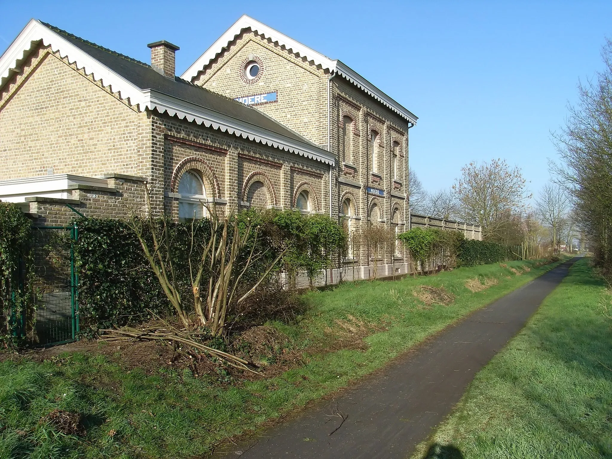 Photo showing: The former Moere railway station on the Groene 62 (Green 62) cycleway in Gistel, Belgium