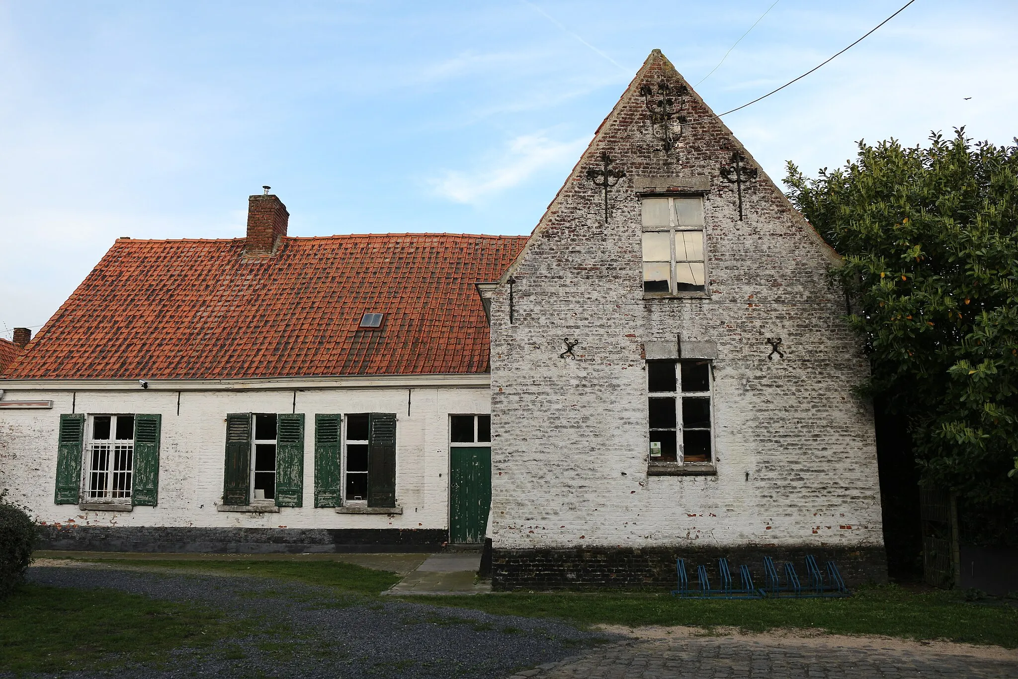 Photo showing: Een  merkwaardig boerenhuis gedateerd door middel van muurankers 1702 en met mogelijk oudere kern van 1623