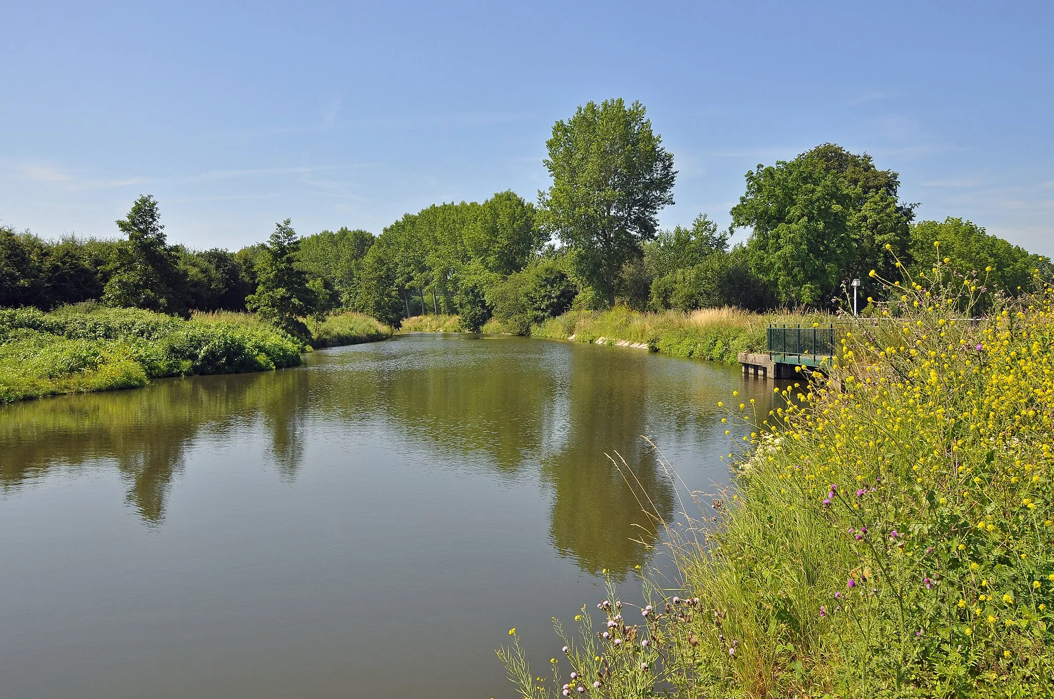 Photo showing: Oostkamp (Belgium): the Rivier brook; left: nature reserve Warandeputten