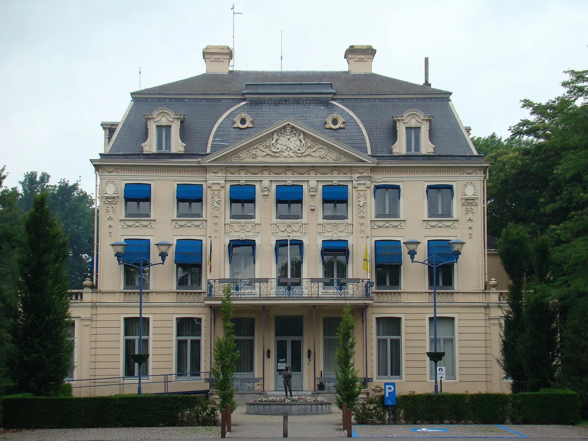 Photo showing: Wielsbeke kasteel Hernieuwenburg Ingang dreef Castle Hernieuwenburg, Entrance, Wielsbeke, West Flanders, Belgium