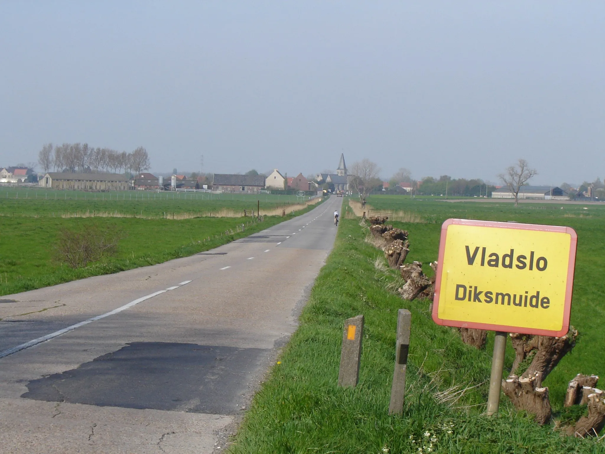 Photo showing: View on Vladslo, as seen from the bridge over the Handzamevaart, on the border with Esen. Vladslo, Diksmuide, West-Flanders, Belgium.