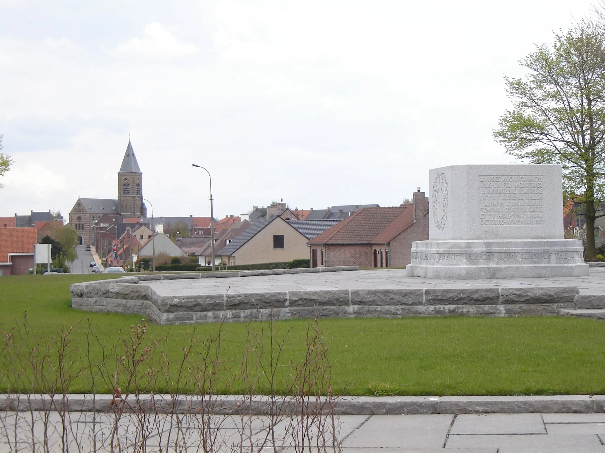 Photo showing: Crest Farm Canadian Memorial in Passendale on the site captured by the 72nd Battalion (Seaforths) Canadian Expeditionary Force (CEF). The town centre is in the background. Passendale, Zonnebeke, West Flanders, Belgium