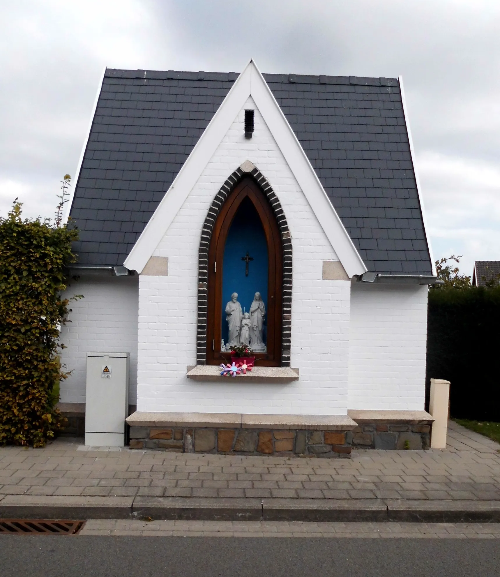 Photo showing: Heiligenkapel (voorgevel) in combinatie met energiecabine - Hondsmertjesstraat - Kachtem - Izegem - West-Vlaanderen - België.