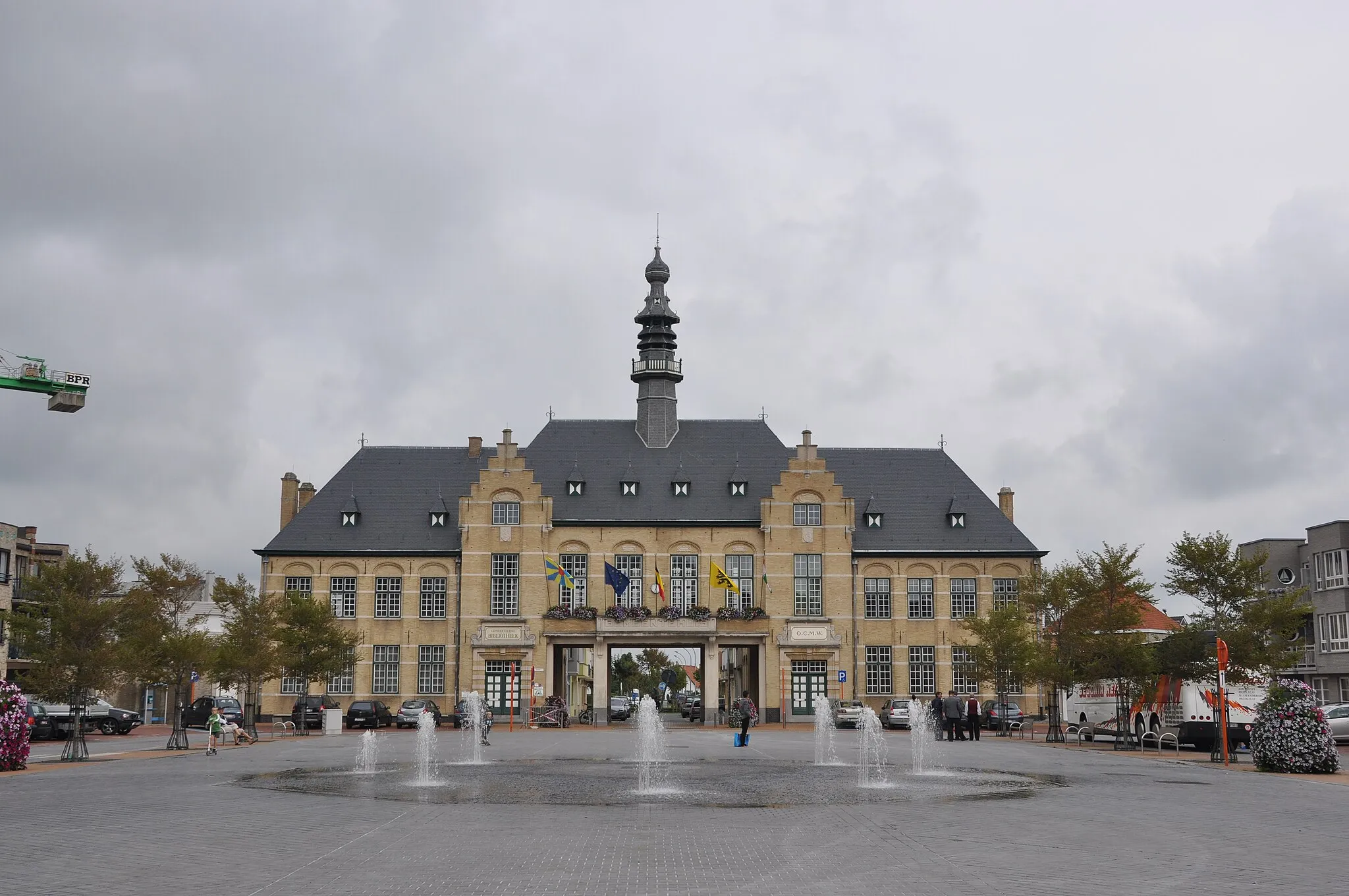 Photo showing: Oud Gemeentehuis Wenduine (Markt op voorgrond)