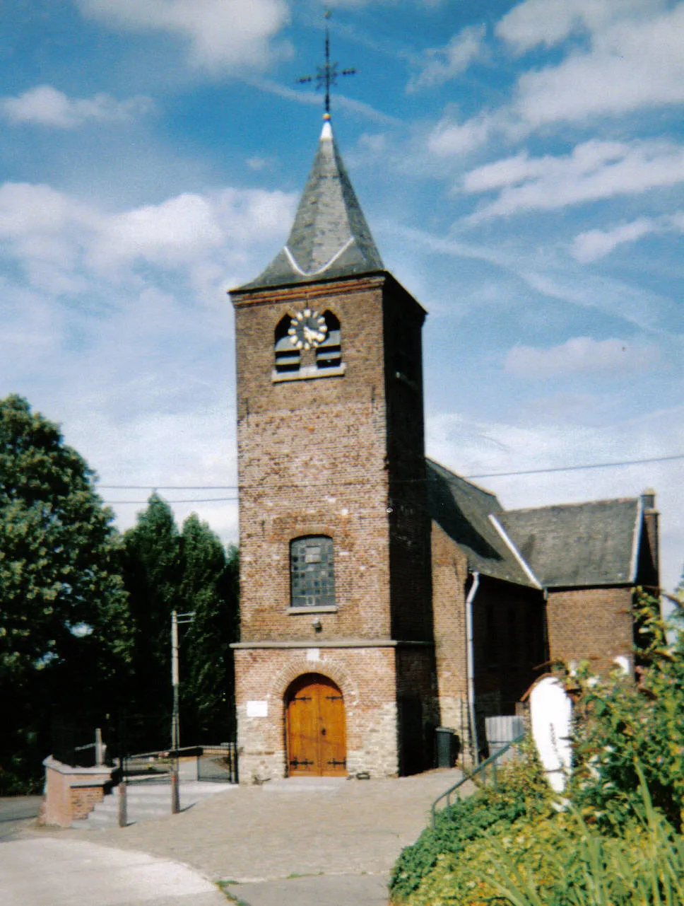 Photo showing: The village church of Kerkem. The hamlet of Kerkem, together with Maarke, constitutes the village of Maarke-Kerkem, which is a submunicipality of Maarkedal, Belgium. The above church is St. Peter's.