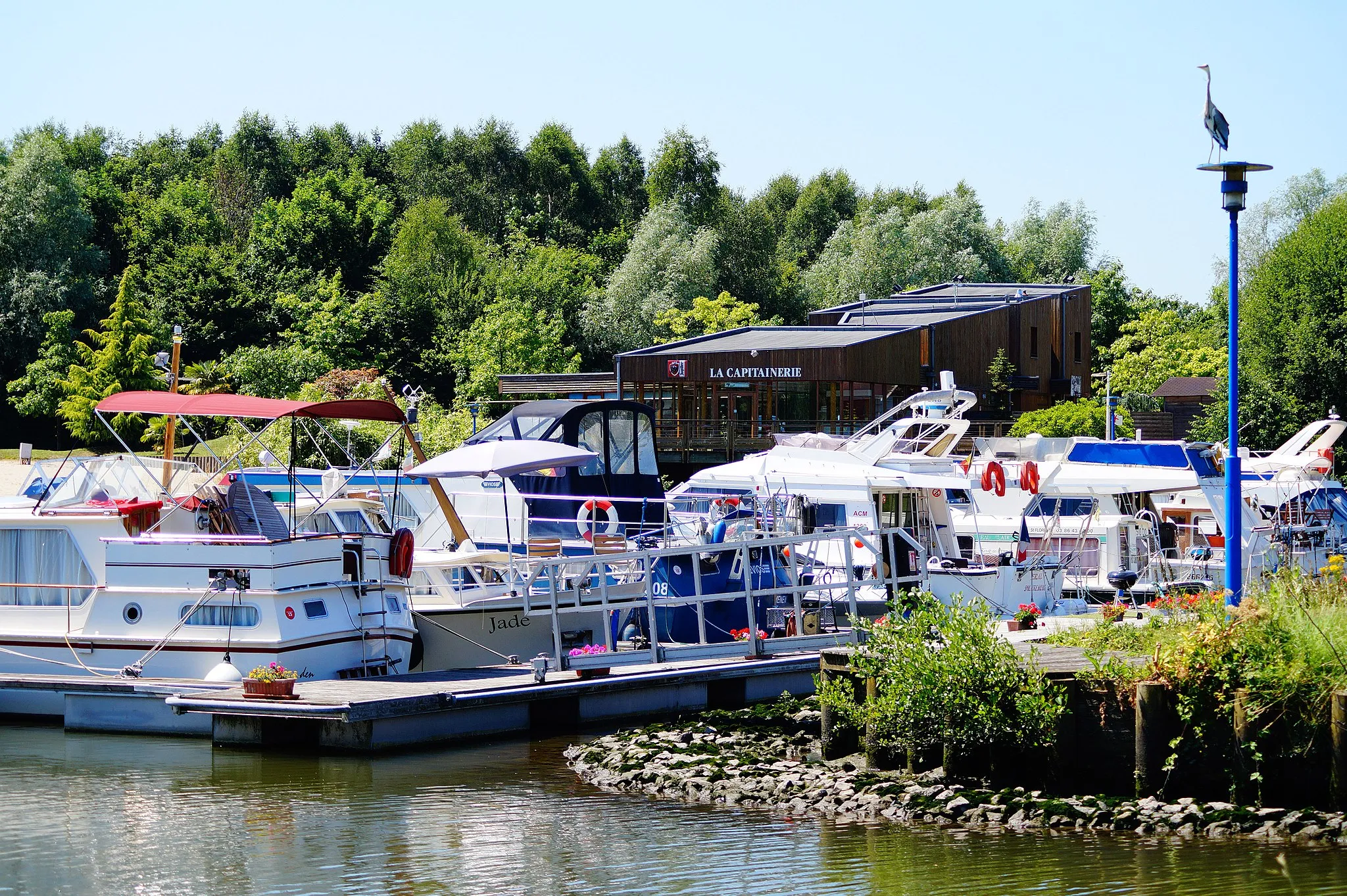 Photo showing: Le port de plaisance Halluin-Menin se situe proche de la Lys.L'espace de plusieurs hectares offre une multitude de possibilités aux nombreux visiteurs. La détente, le loisir et la découverte sont les 3 mots d’ordres de ce lieu, désormais mythique, du tourisme Halluinois.