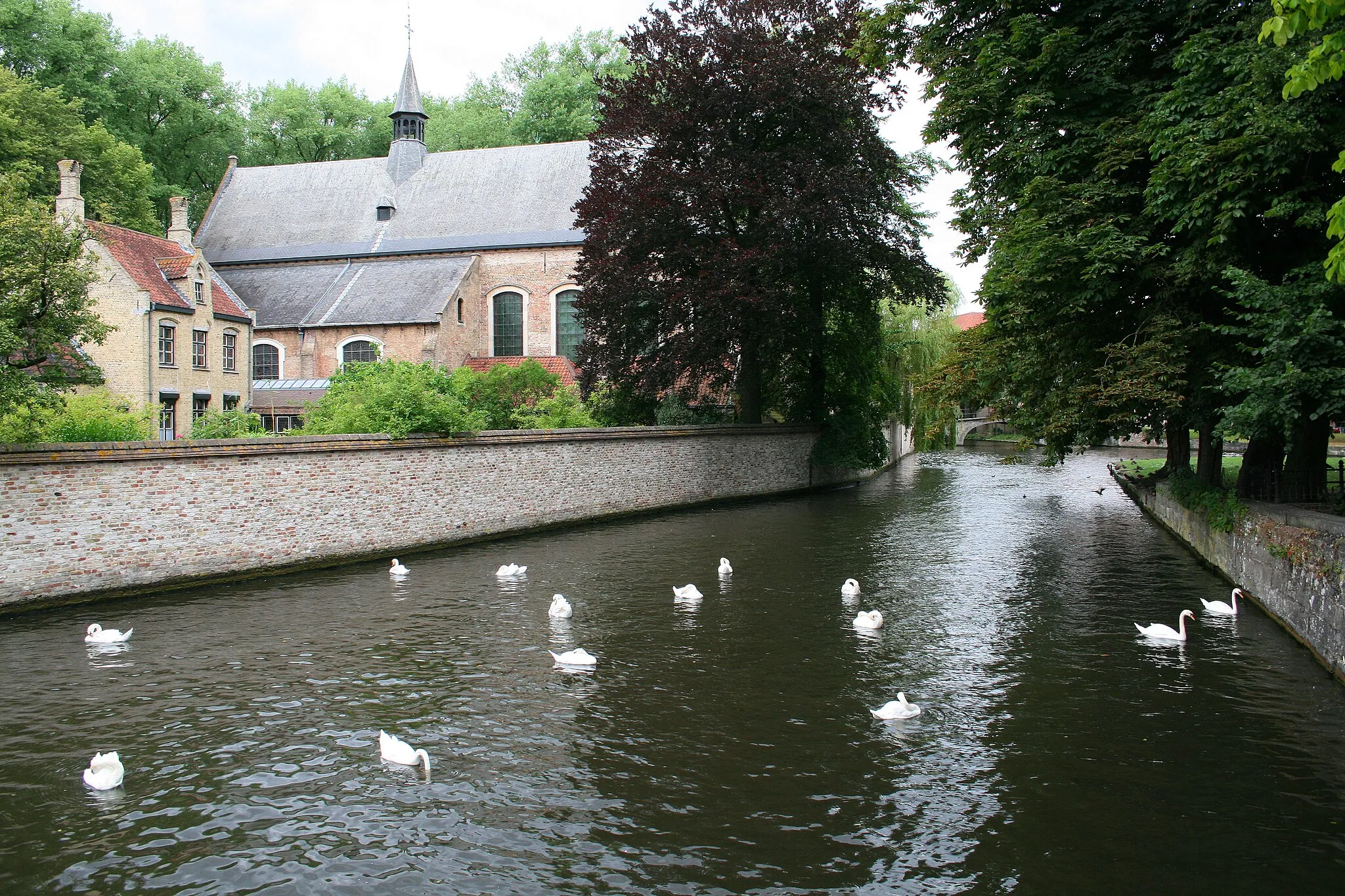 Photo showing: Bruges (Belgium), the southern side of the Beguinage chapel and the canal next the Wijngaard bridge