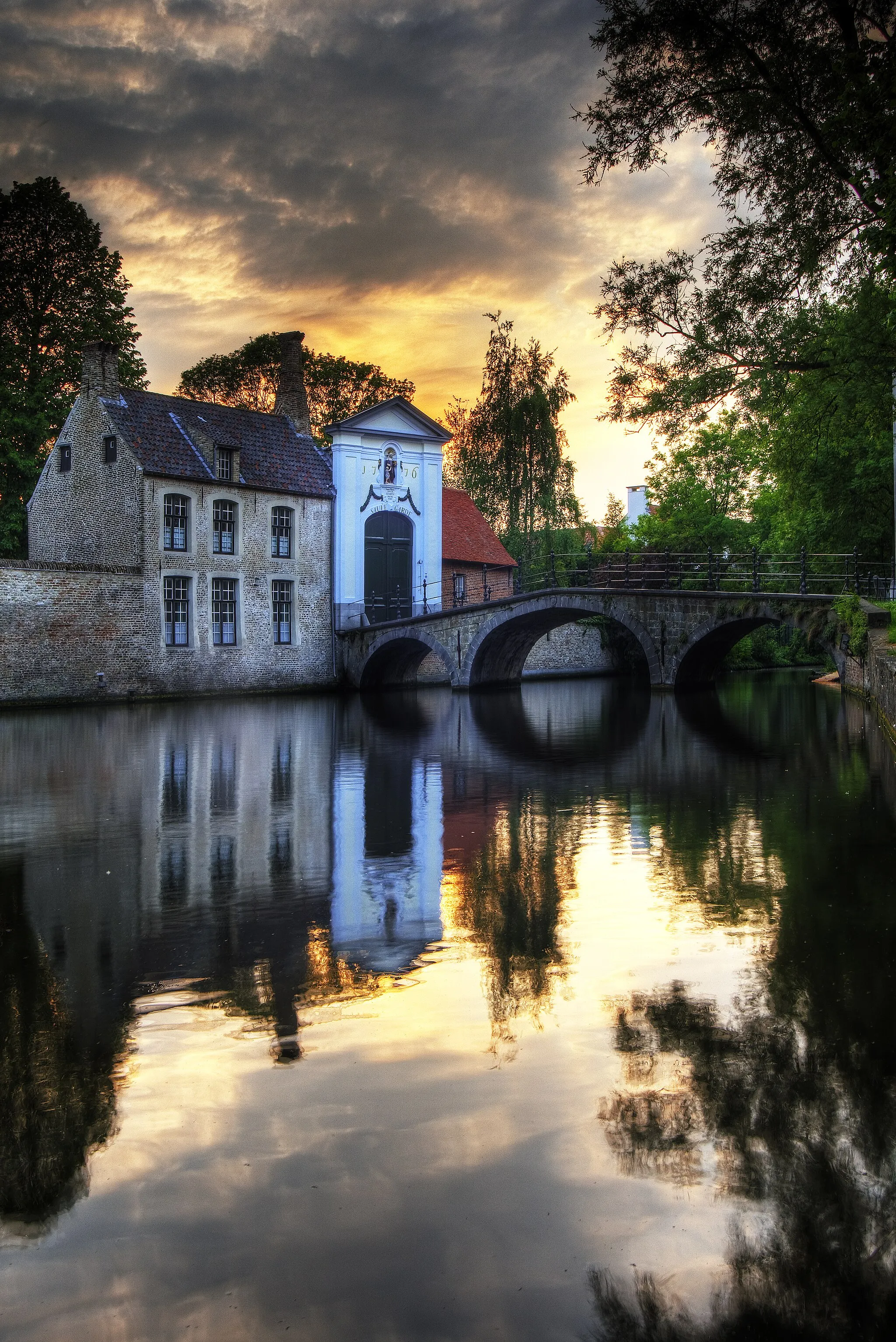 Photo showing: Bruges is the capital and largest city of the province of West Flanders in the Flemish Region of Belgium. It is located in the northwest of the country.
The historic city centre is a prominent World Heritage Site of UNESCO. It is egg-shaped and about 430 hectares in size. The area of the whole city amounts to more than 13,840 hectares, including 193.7 hectares off the coast, at Zeebrugge ("Seabruges" in literal translation). The city's total population is more than 117,000, of which around 20,000 live in the historic centre.
Bruges has, because of its port, a significant economic importance and is also home to the College of Europe.

From Wikipedia, the free encyclopedia