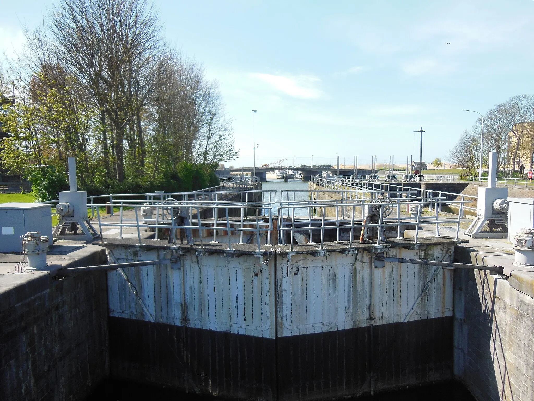 Photo showing: De bovendeuren van de schutsluis van het Iepersas dat bestaat uit een schutsluis en overlaten.