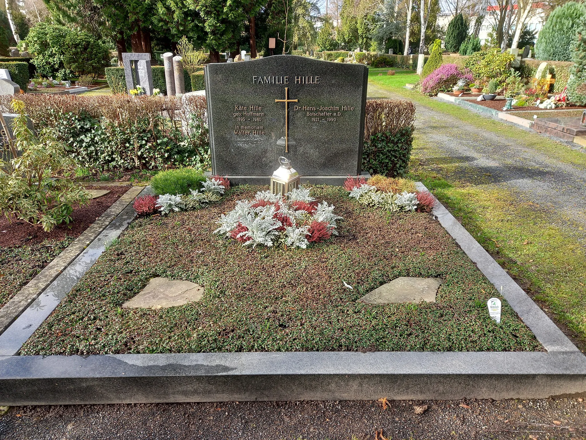 Photo showing: Das Grab des deutschen Dipliomaten Hans-Joachim Hille im Familiengrab auf dem Zentralfriedhof Bad Godesberg in Bonn.