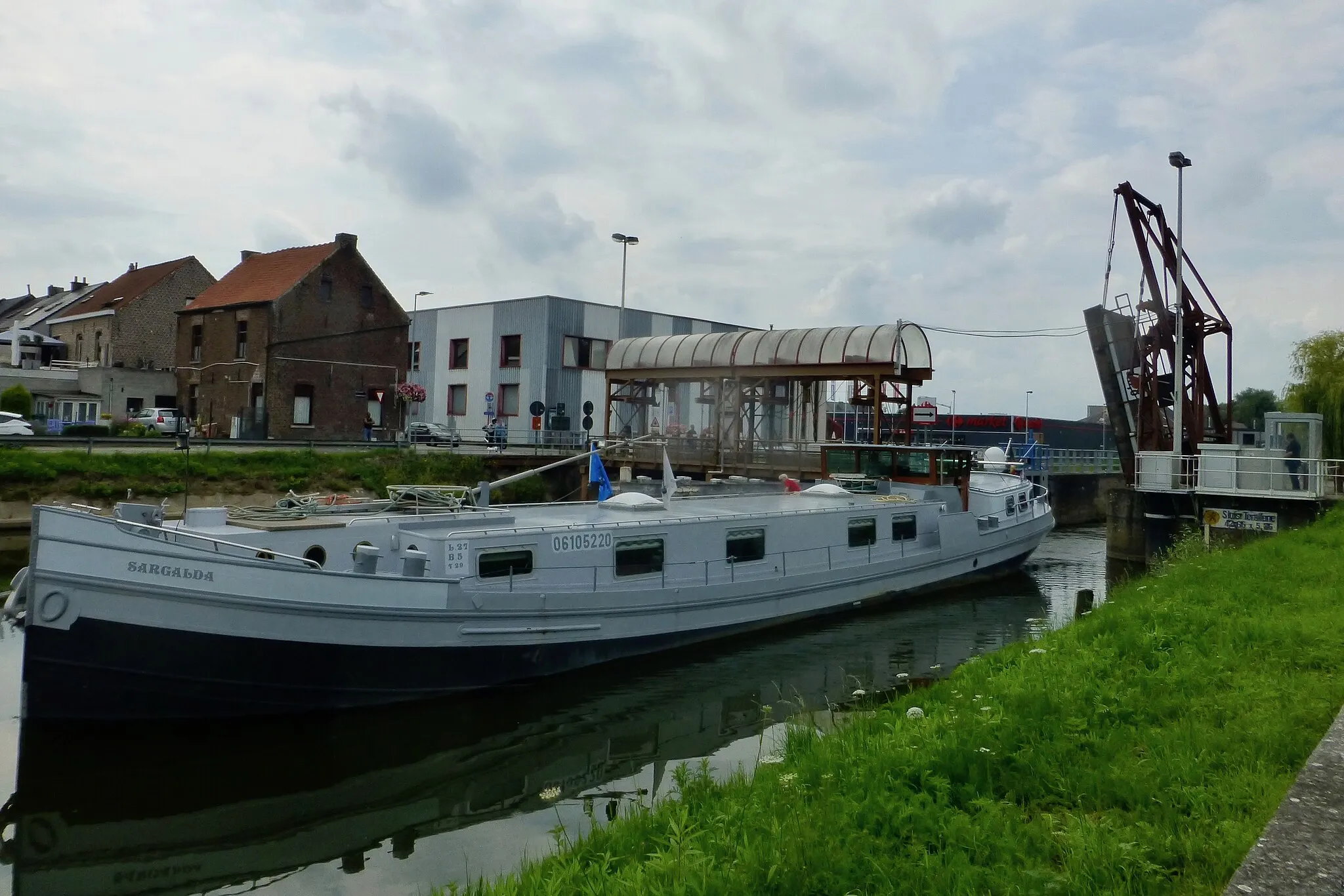 Photo showing: Lock of Teralfene with raised drawbridge to allow the exit of a vessel