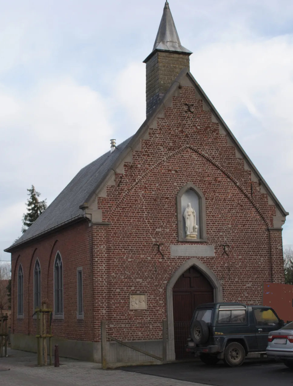 Photo showing: Chapel named "Stevenist Church" built in 1918 at Leerbeek (commune of Gooik, Belgium) to the memory of the local chapter of the anti-Napoleonic Stevenist movement. Nikon D60 f=26mm f/8 at 1/250s ISO 200. Processed using ViewNX 1.0.3 and edited using Adobe Photoshop 4.0.