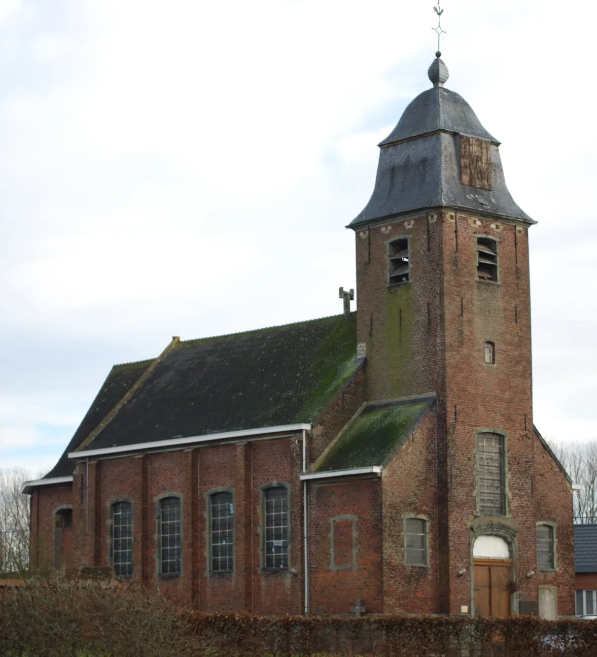 Photo showing: Church of Saint Peter at Leerbeek (commune of Gooik, Belgium). Nikon D60 f=48mm f/5.6 at 1/160s ISO 200. Processed using Nikon ViewNX 1.0.3 and Adobe Photoshop 4.0.