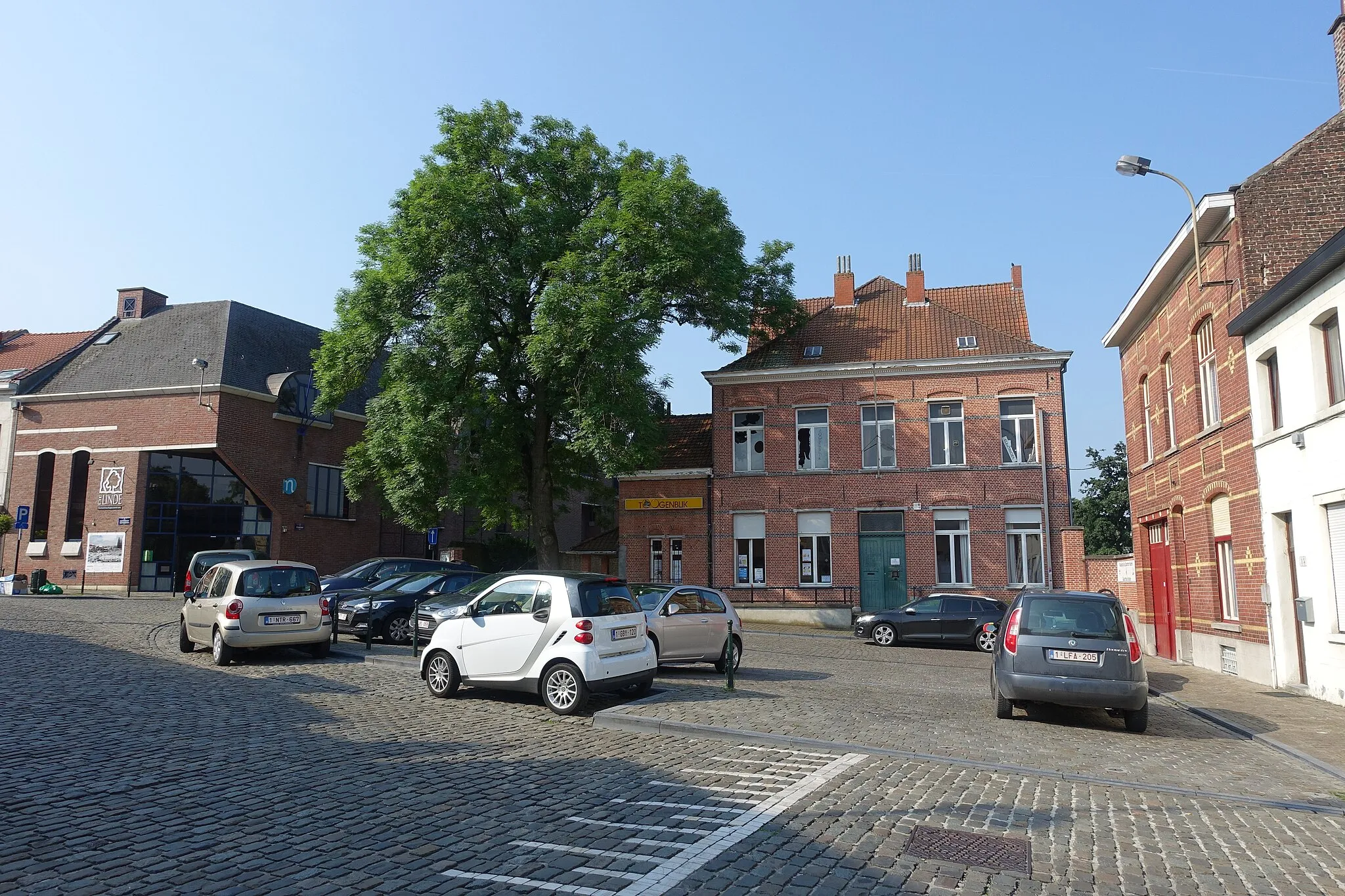 Photo showing: Dorpsplein van Haren met club Toogenblik en Gemeenschapscentrum De Linde