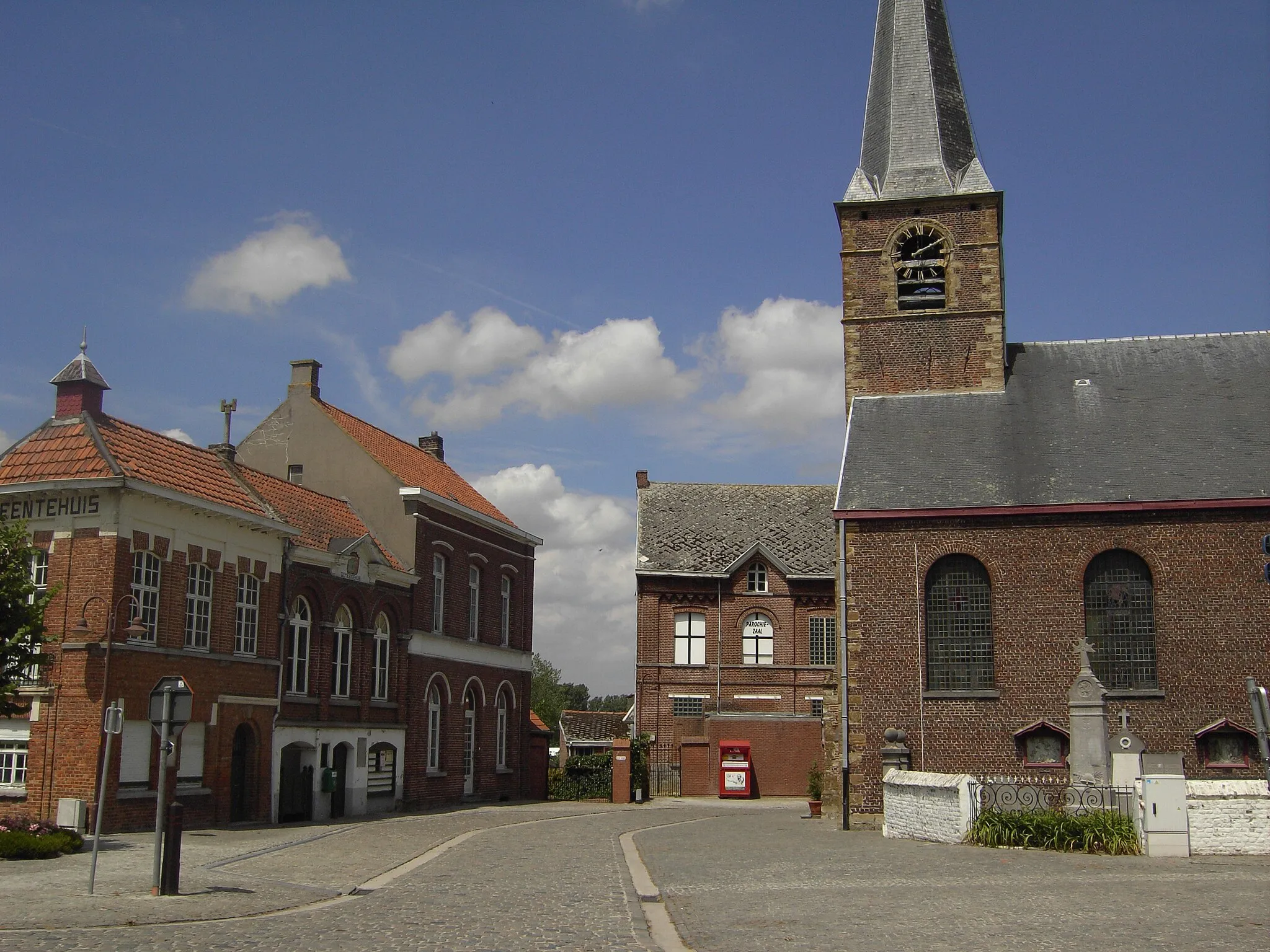 Photo showing: Onze-Lieve-Vrouwekerk, parochiezaal en gemeentehuis - Grimminge - Geraardsbergen - Oost-Vlaanderen - België.