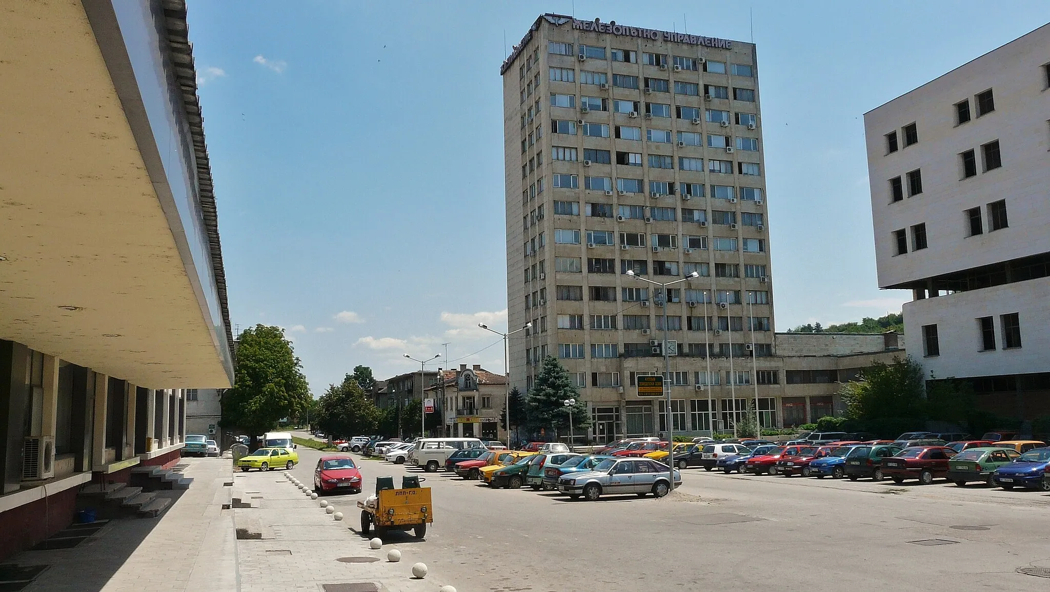 Photo showing: A view outside Gorna Oryahovitsa railway station in 2009 July.